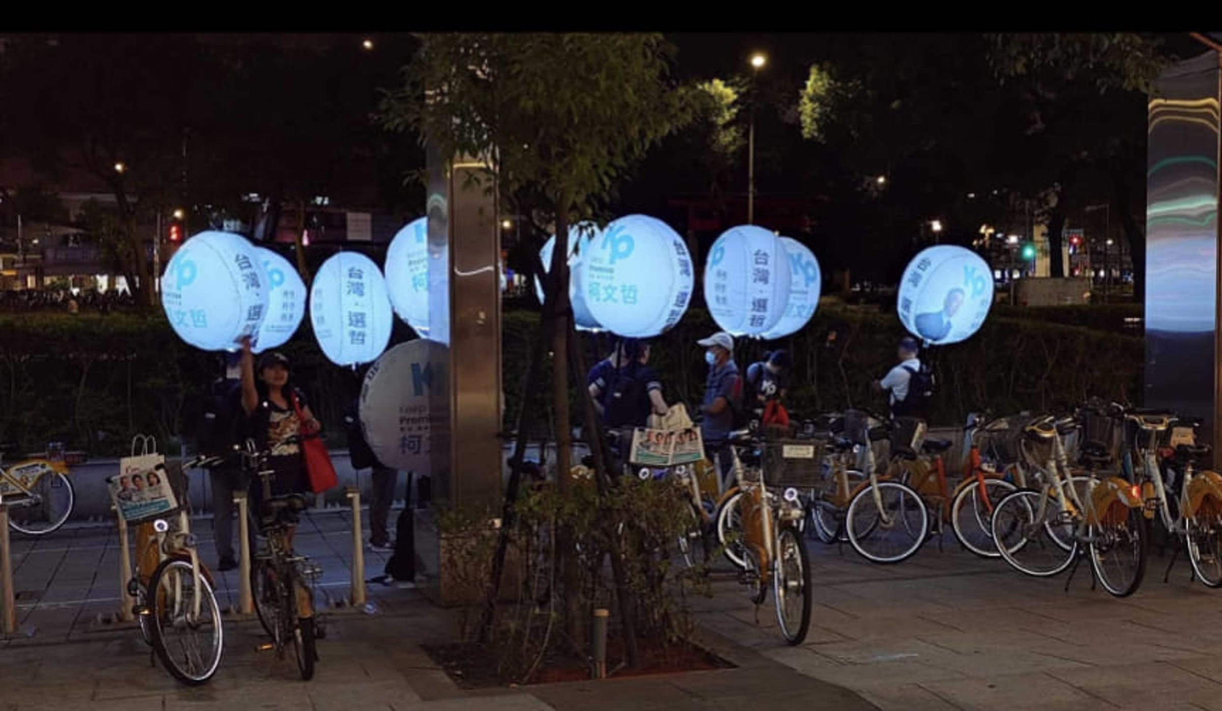 臉書粉專「孟買春秋」近日接獲民眾反映,民眾黨團隊借了多台YouBike進行競選活動,一般民眾卻無車可借。(翻攝自孟買春秋臉書)
