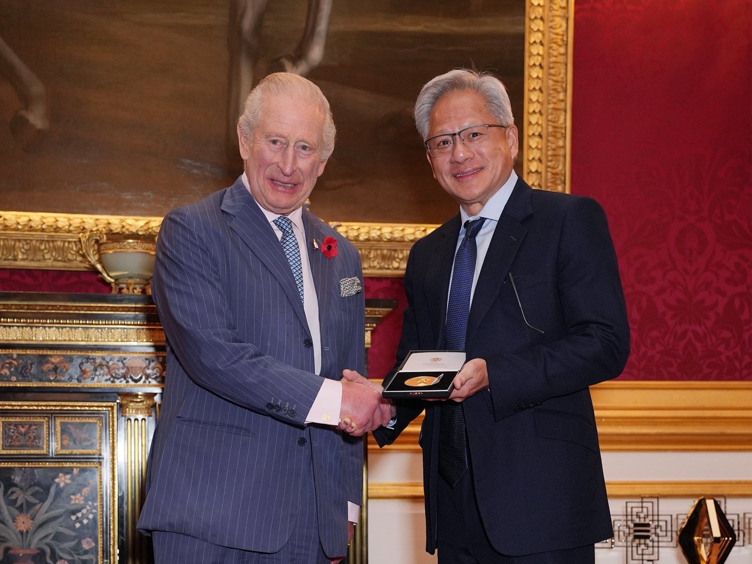 查爾斯三世（左）頒發伊莉莎白女王工程獎給黃仁勳（右）。（翻攝The Royal Family臉書）