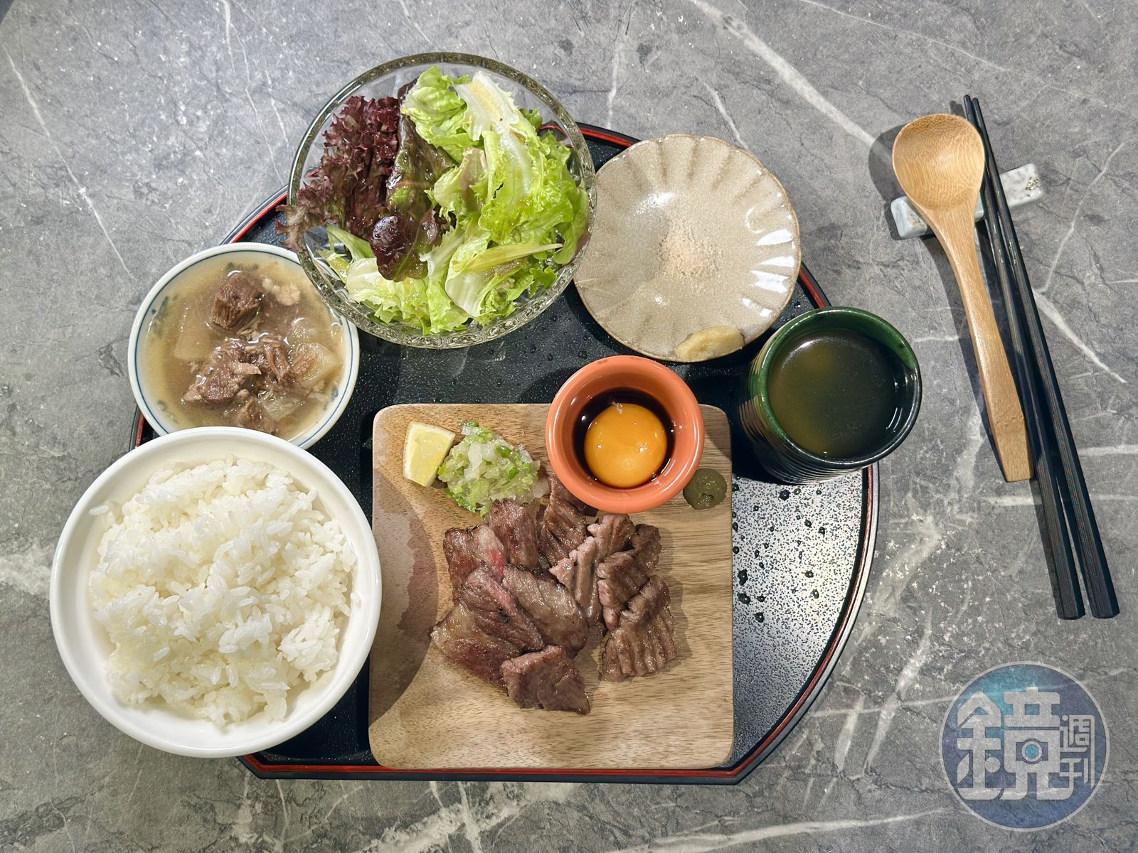 「A5和牛+M9牛舌組合」會提供6種沾醬搭配肉片，小菜、白飯、湯品都可免費續加。（480元／份）