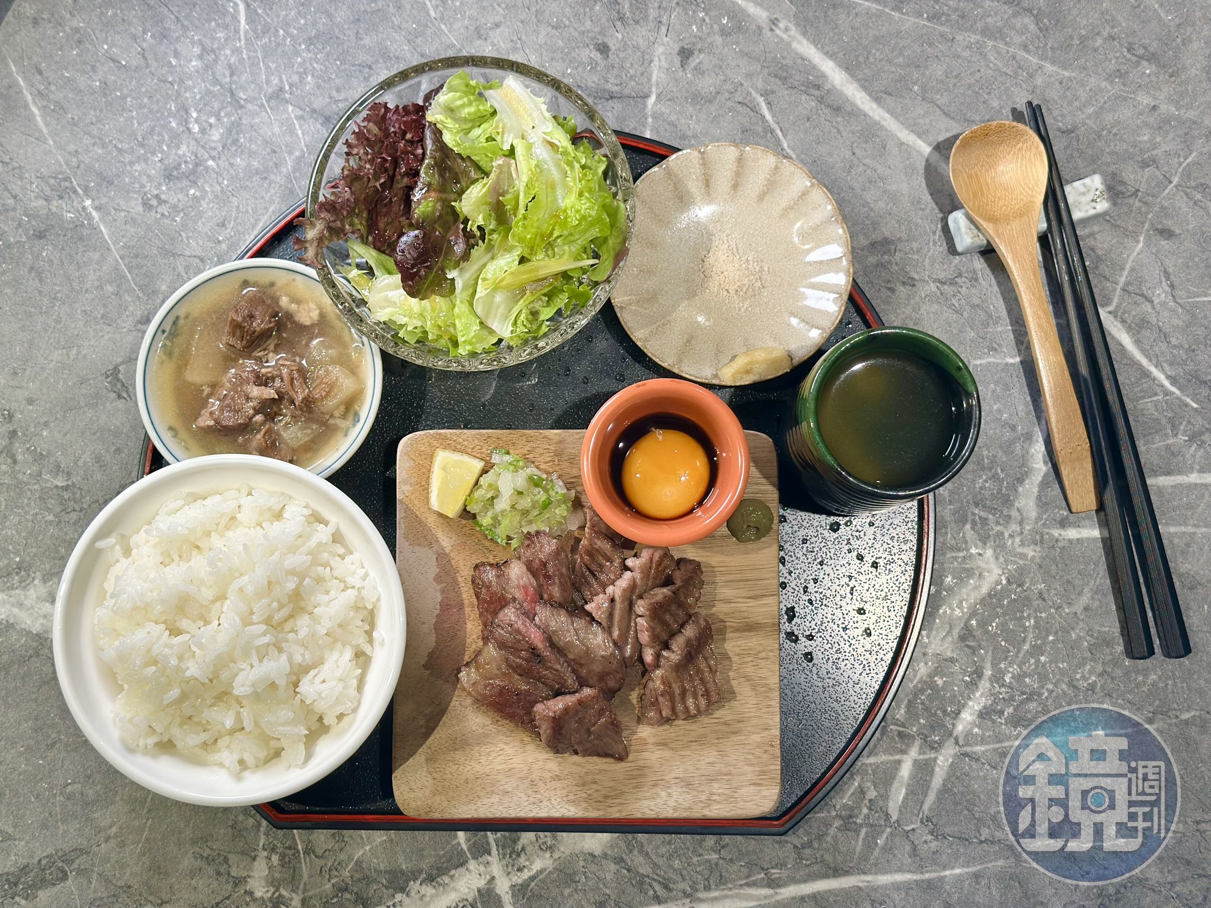 「A5和牛+M9牛舌組合」會提供6種沾醬搭配肉片，小菜、白飯、湯品都可免費續加。（480元／份）