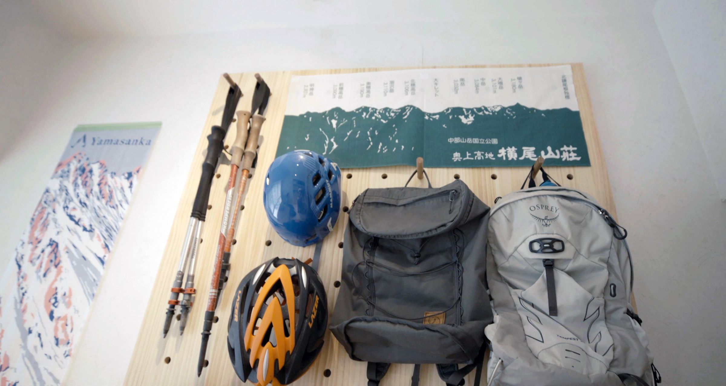 熱衷登山的賴淑玲，登山裝備掛滿牆面，如同書籍排版般，井然有序。（公視提供） 