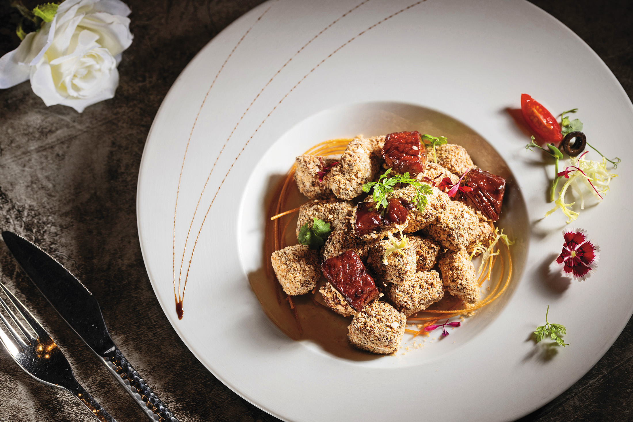 融入新加坡咖啡排骨與麥片蝦創意元素的「麥香摩卡和牛粒」，為粵菜常見的和牛粒賦予濃郁與酥香的新奇美味。（1,880元／份）