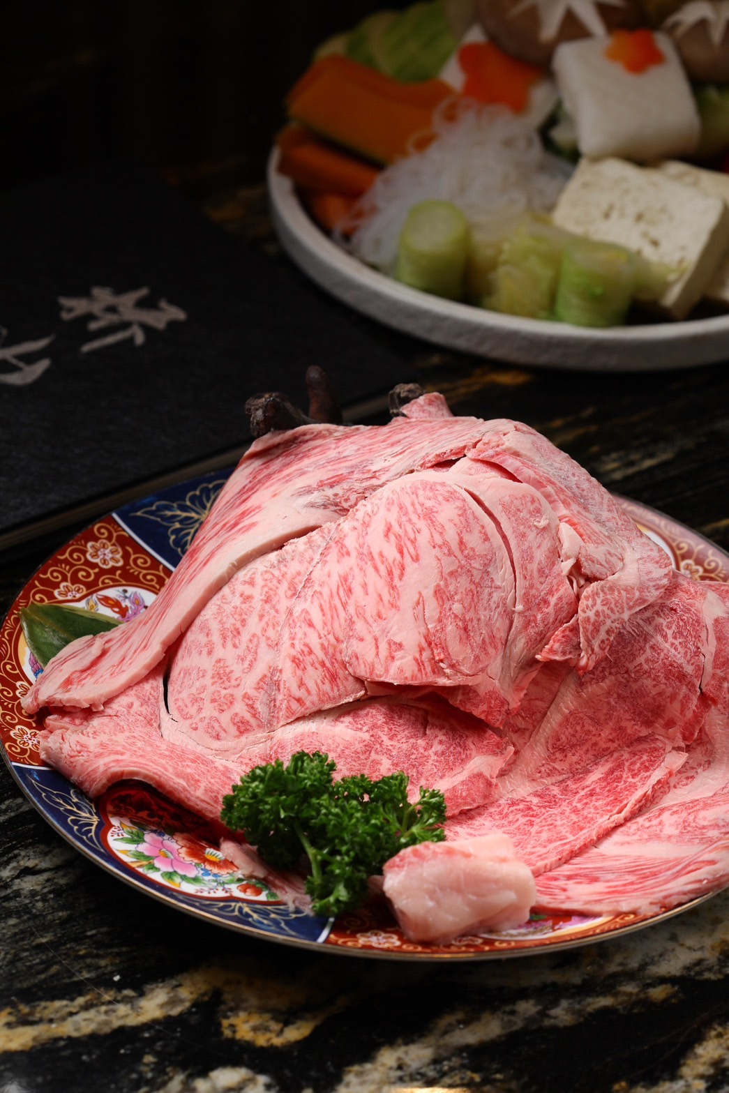 「日本A5和牛翼板」經由煎烤後，糖香與微微焦香將肉香氣襯托的更為飽滿。