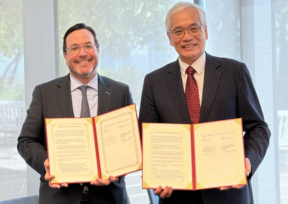 陳威明院長（右）與Alec C. Kimmelman教授（左）簽署合作備忘錄。（台北榮總提供）