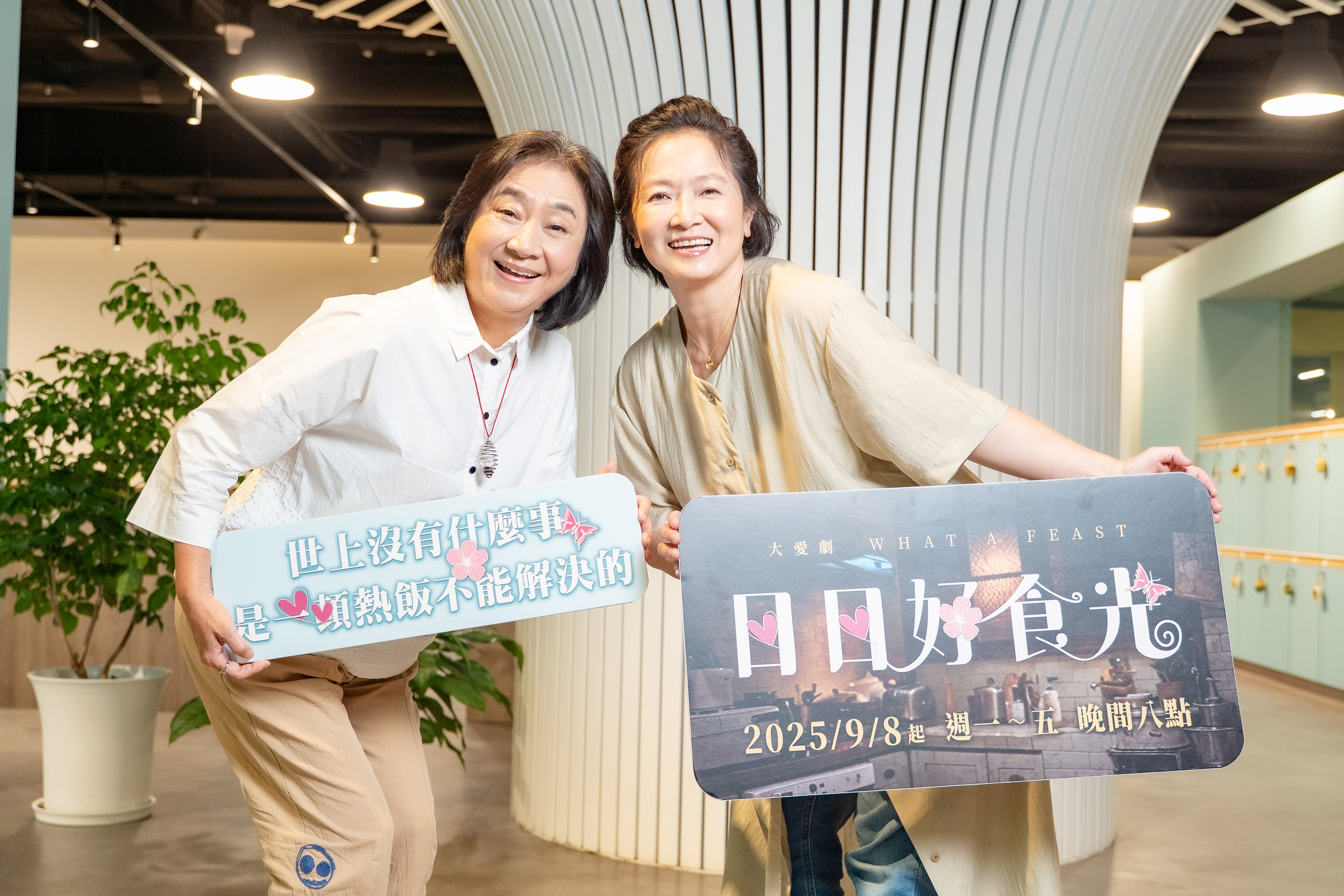 楊麗音和謝瓊煖今為新戲造勢。（大愛提供）