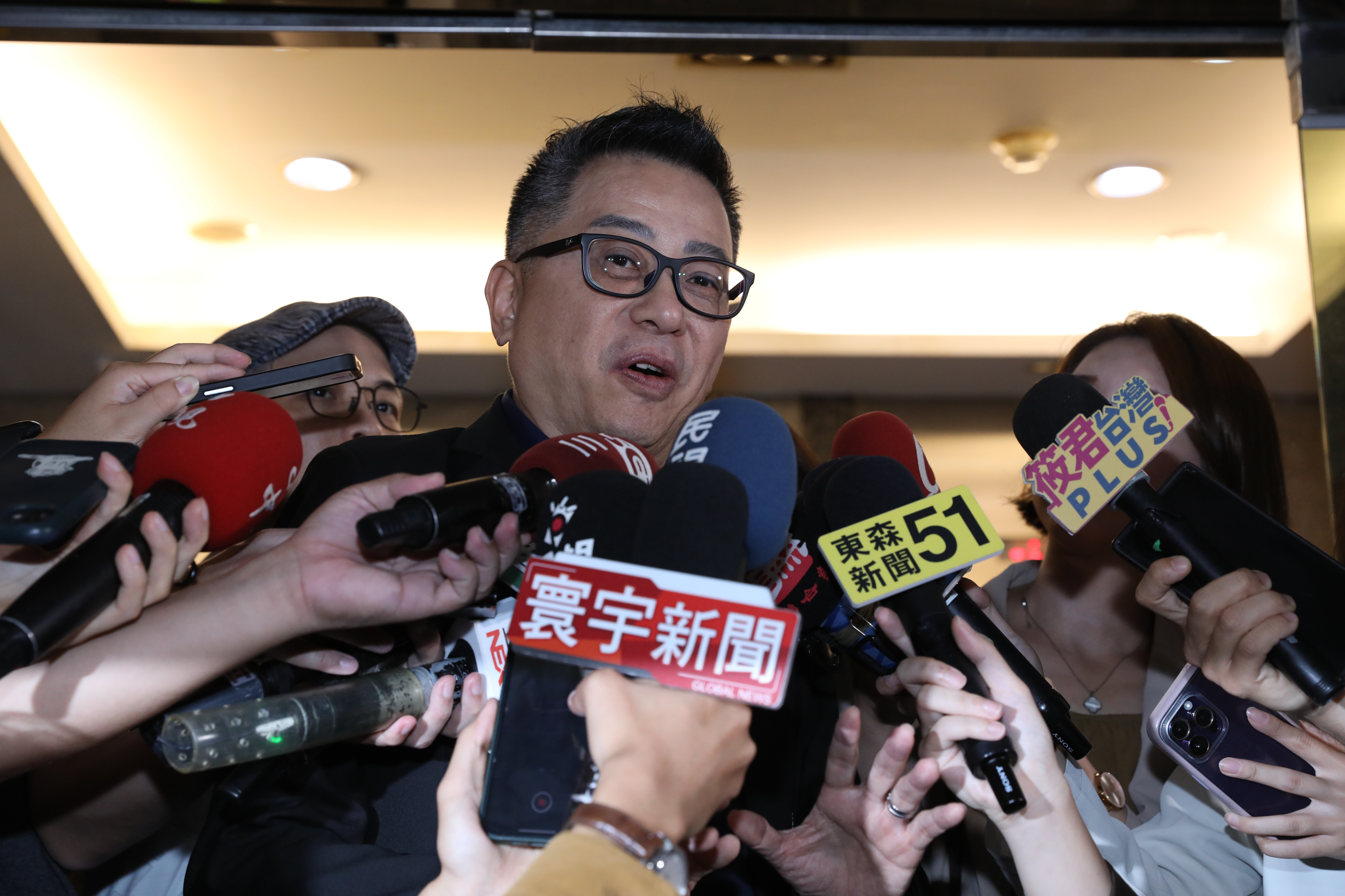 民眾黨中評會主委李偉華會後表示，黃珊珊停權3年，同案競選總部財務長李文宗與黨員端木正除名。