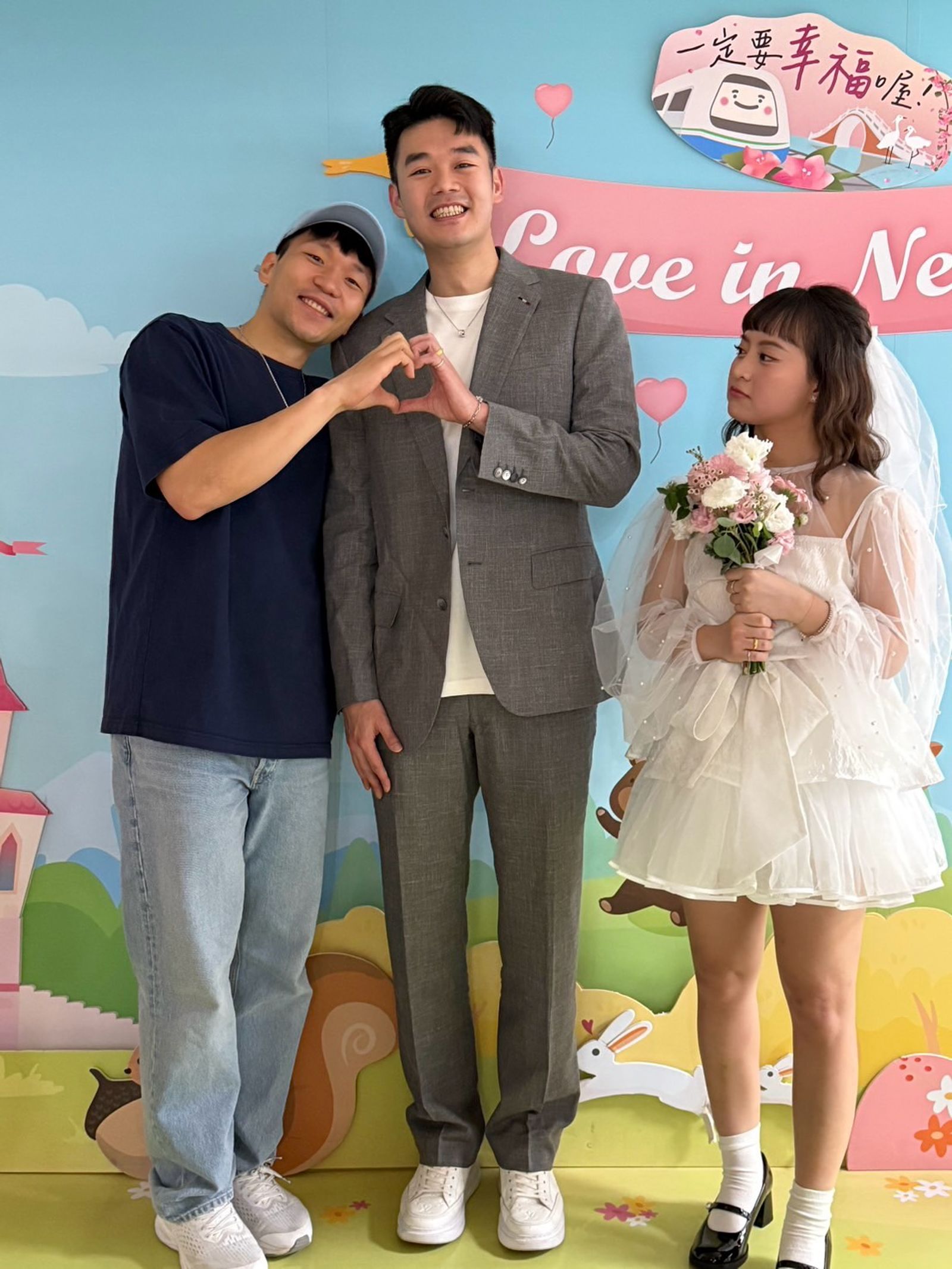 李洋還把頭靠在王齊麟肩上,一旁的「十元」手拿捧花表情微妙。(翻攝自李洋/Lee Yang臉書)