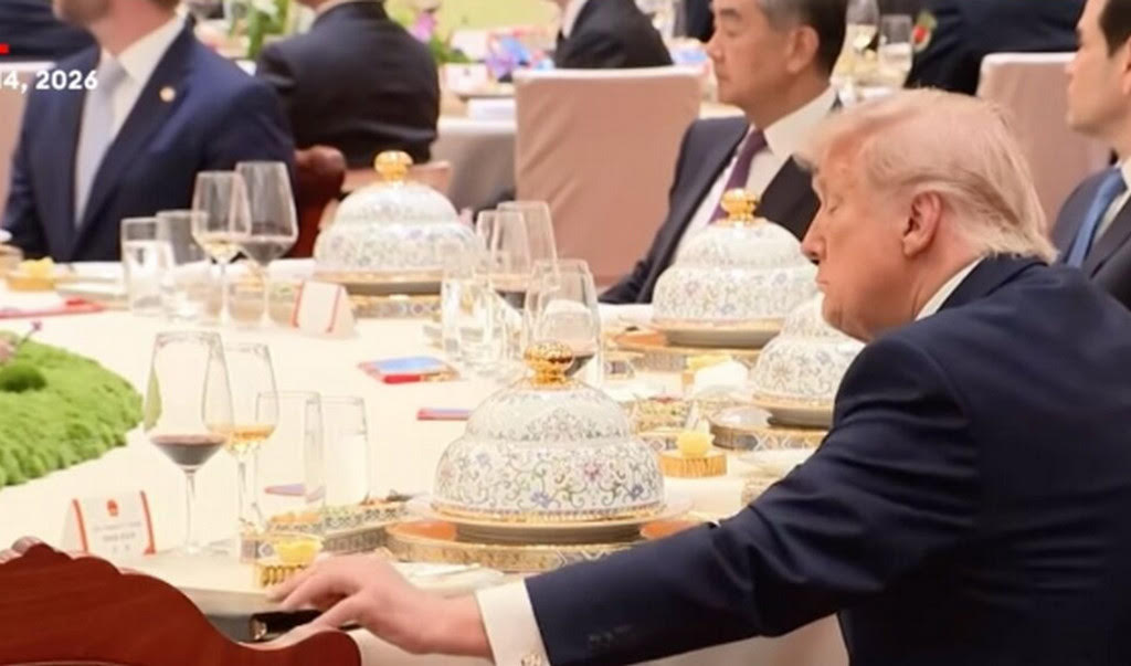 網傳川普在國宴上偷翻習近平桌上的文件，經外媒的事實查核團隊確認其實只是川普自己本人的官方文件。（翻攝IG@itsnotsatire）