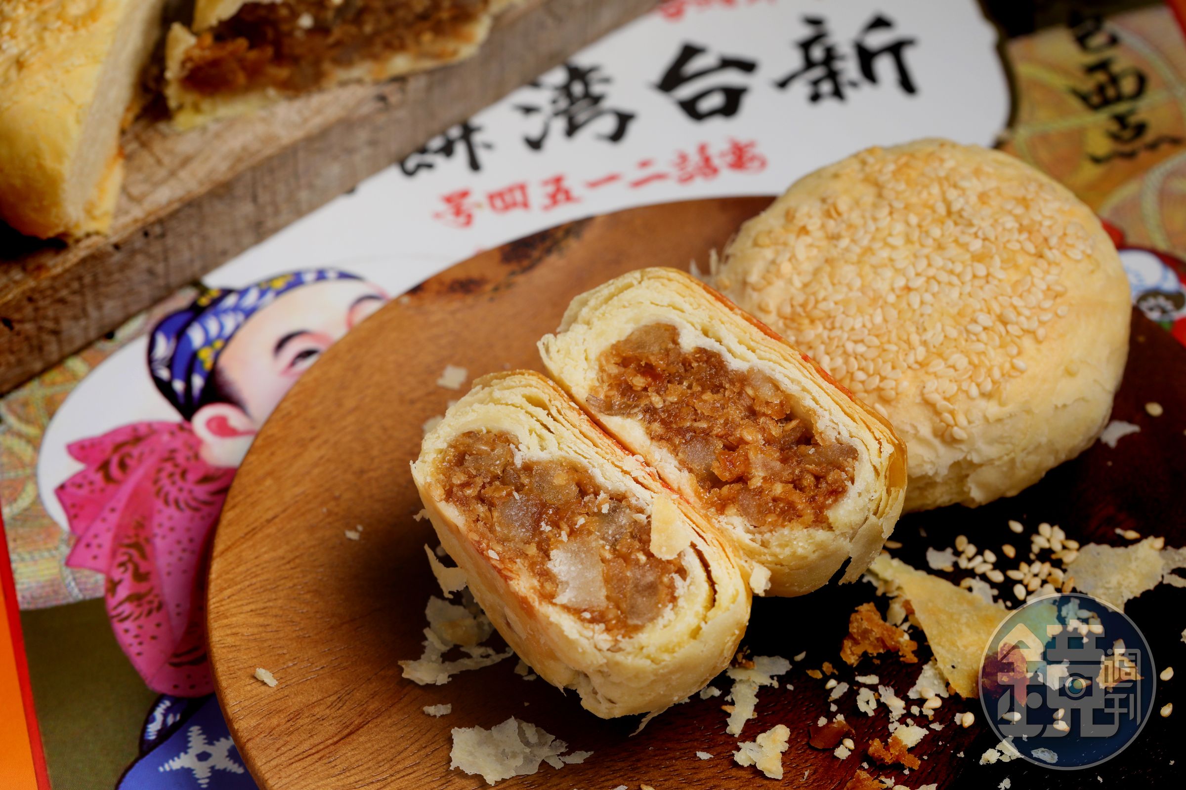 「冬瓜肉餅」（前）鹹甜交織，「水晶杏仁」（後）將杏仁磨成粉後加進馬鈴薯澱粉中，最後灑上滿滿白芝麻。（皆，65元／個）