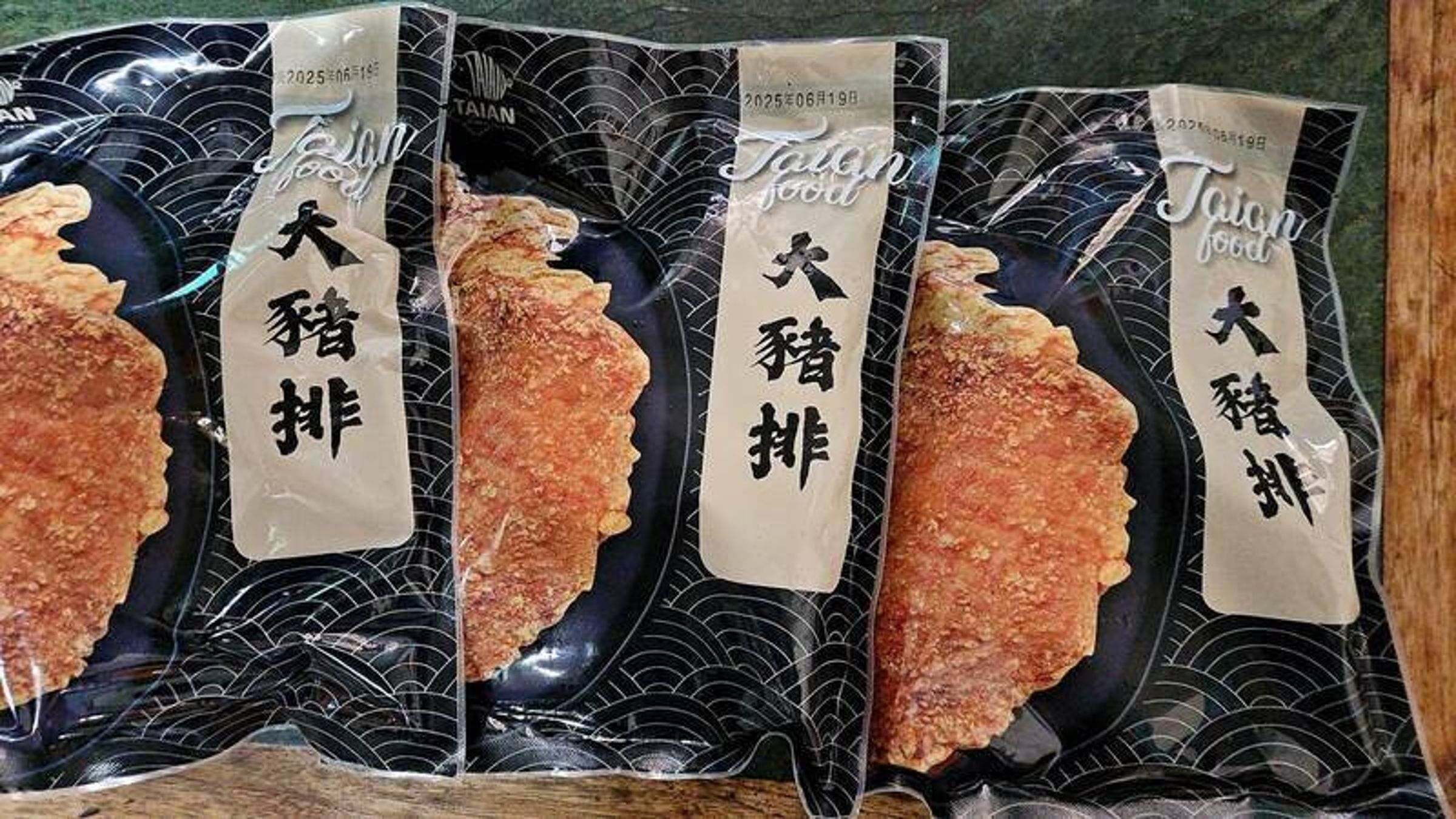 蔡男涉嫌竄改過期豬排的有效日期，將其賣給不知情的直播主與連鎖賣場。（翻攝畫面）