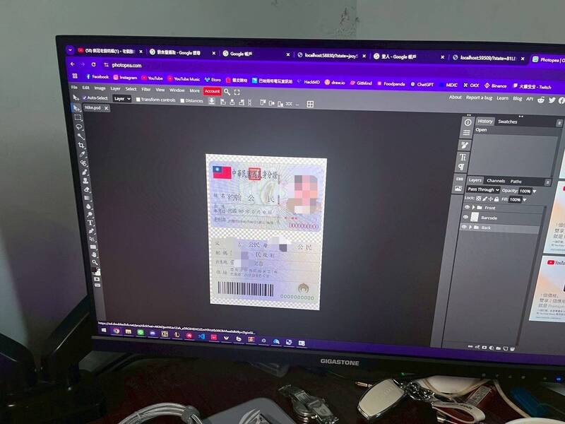 警方在黃牛集團的電腦搜到偽造身分證的檔案。（翻攝畫面）