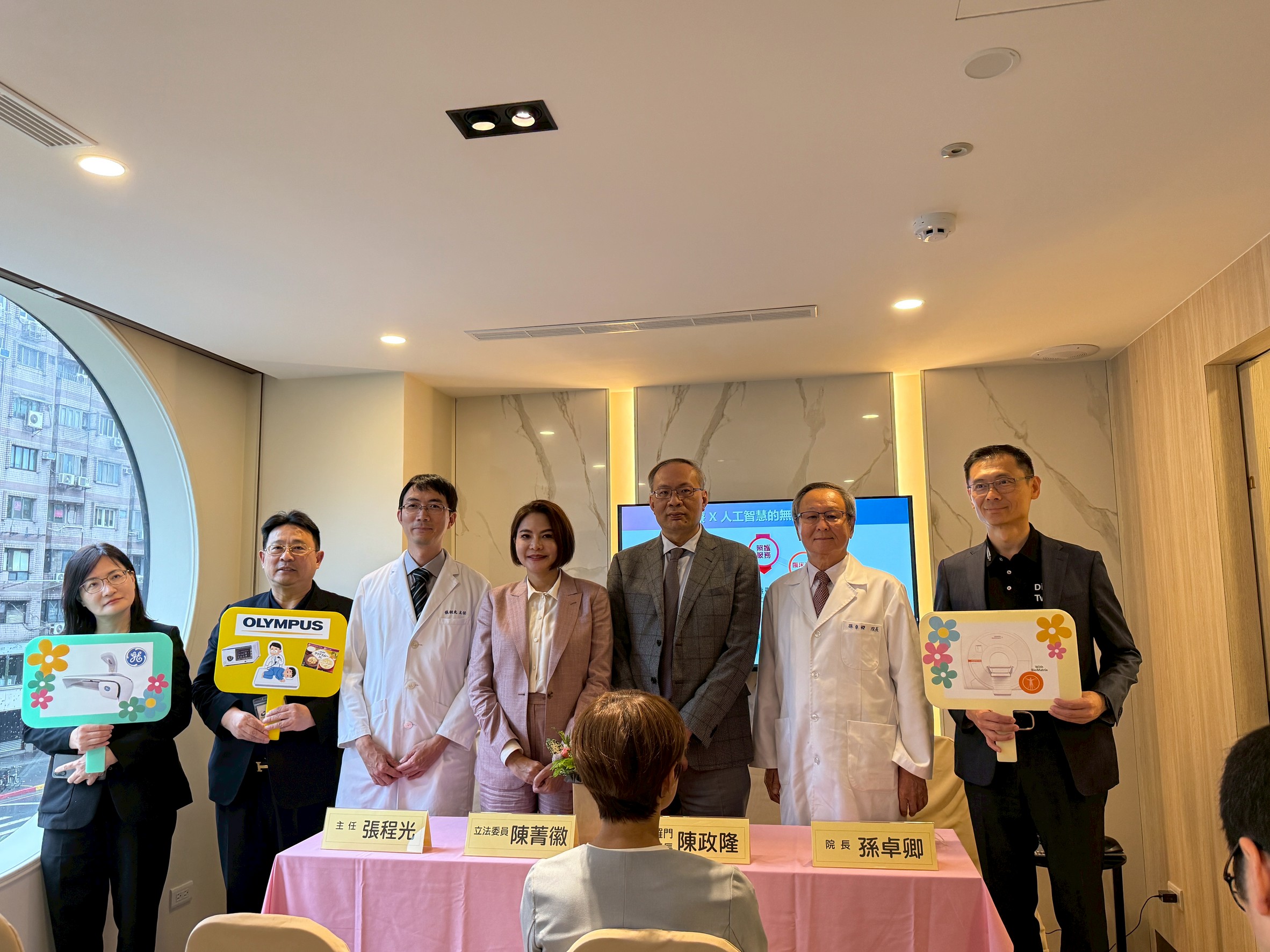 中心綜合醫院公開結合AI科技的「高階醫學影像中心」，與立委陳菁徽等人一同見證。（中心綜合醫院提供）