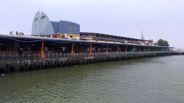 一名19歲女子在港邊海產店用餐，突遇進港船隻撞上欄杆，嚇到跌倒在地。（翻攝自東港區漁會）