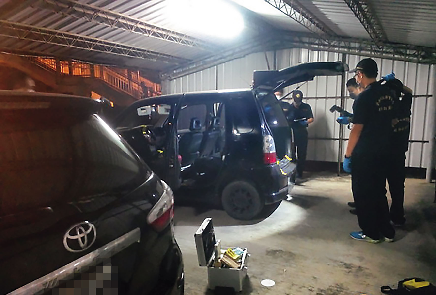 死者遭槍殺後棄屍，警方在相關車輛上蒐證。（翻攝畫面）