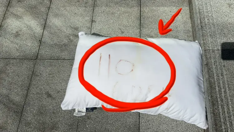 外送員路上撿到血書枕頭，報警幫忙救出受困民宿房間的房東。（翻攝微博）