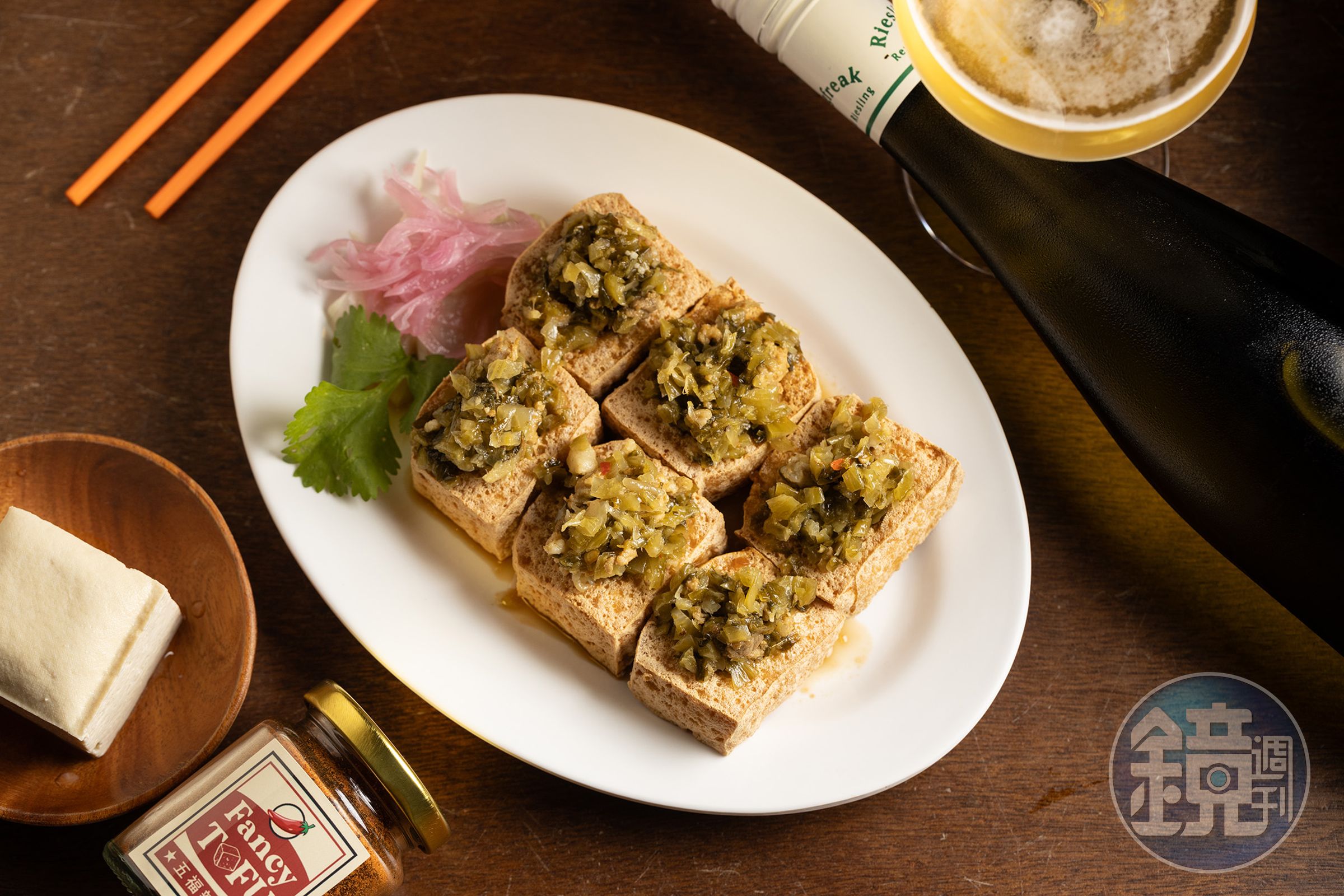 「客家酸菜炒豬絞肉」在酸菜裡加入新鮮檸檬與薑,清爽酸鹹的滋味,讓臭豆腐吃起來層次更細膩。(100元/份)