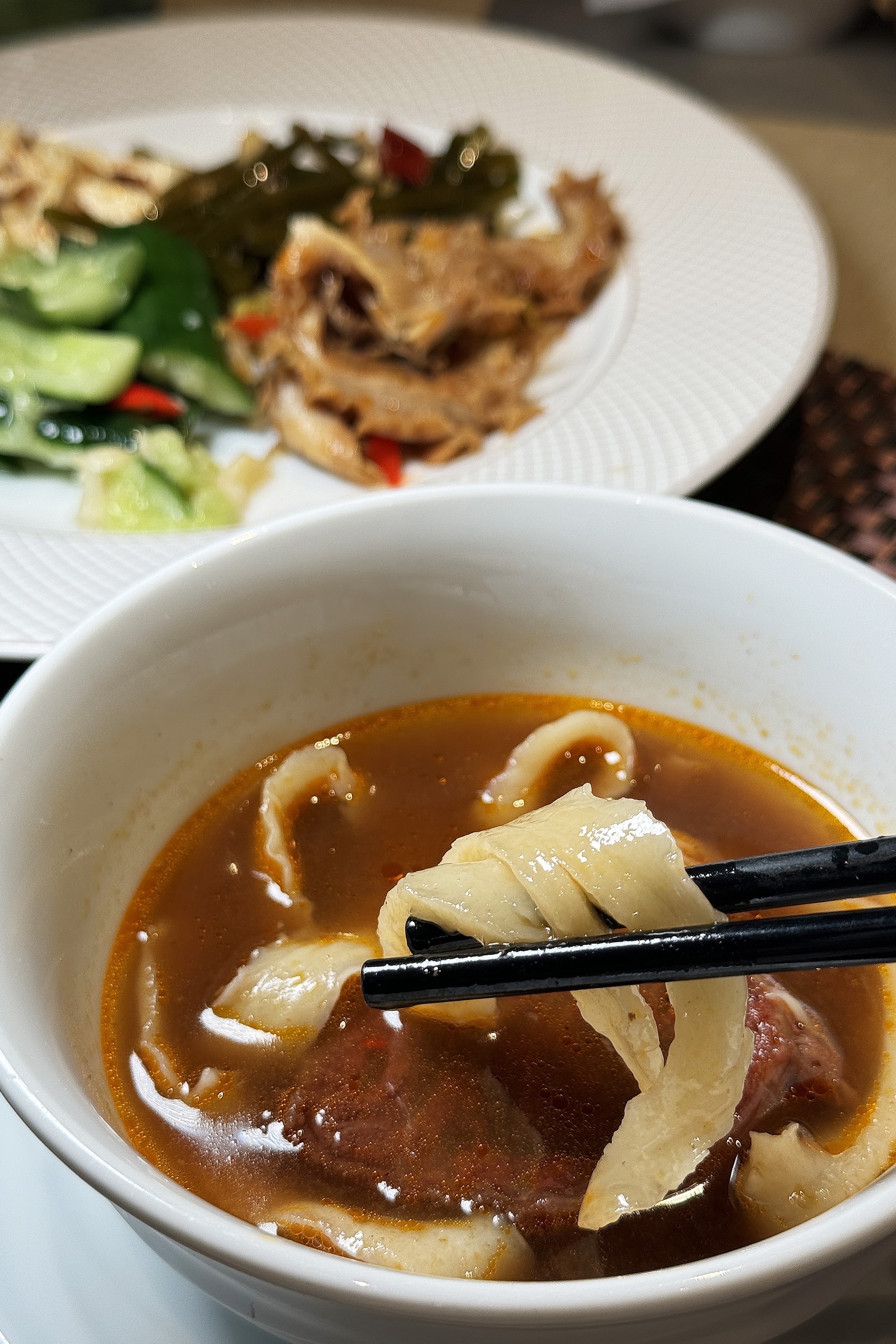 「陝西刀削牛肉麵」適合搭配麻辣腐竹與夫妻肺片等小菜一起享用。