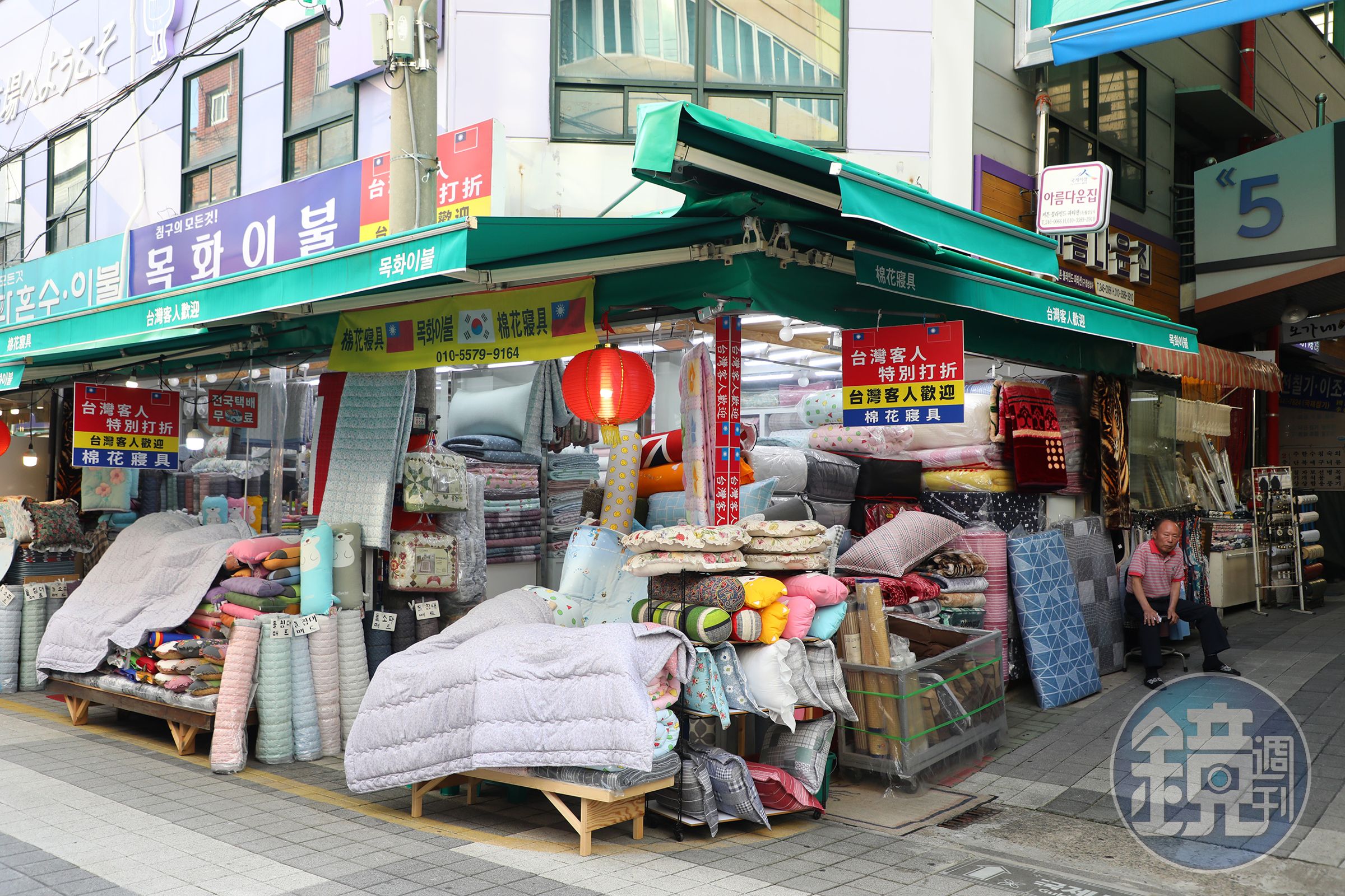 來到「國際市場」可以採買到各種韓國日常用品,像是棉被、銅鍋等,有時候還能挖到寶。