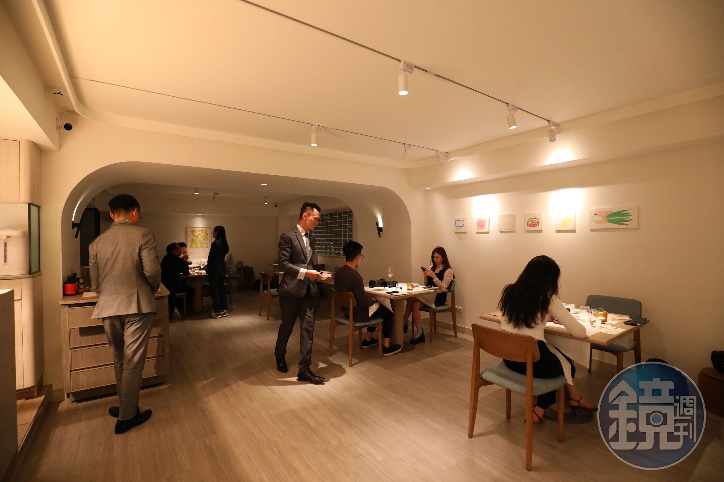 外場服務親切,菜色介紹清晰。