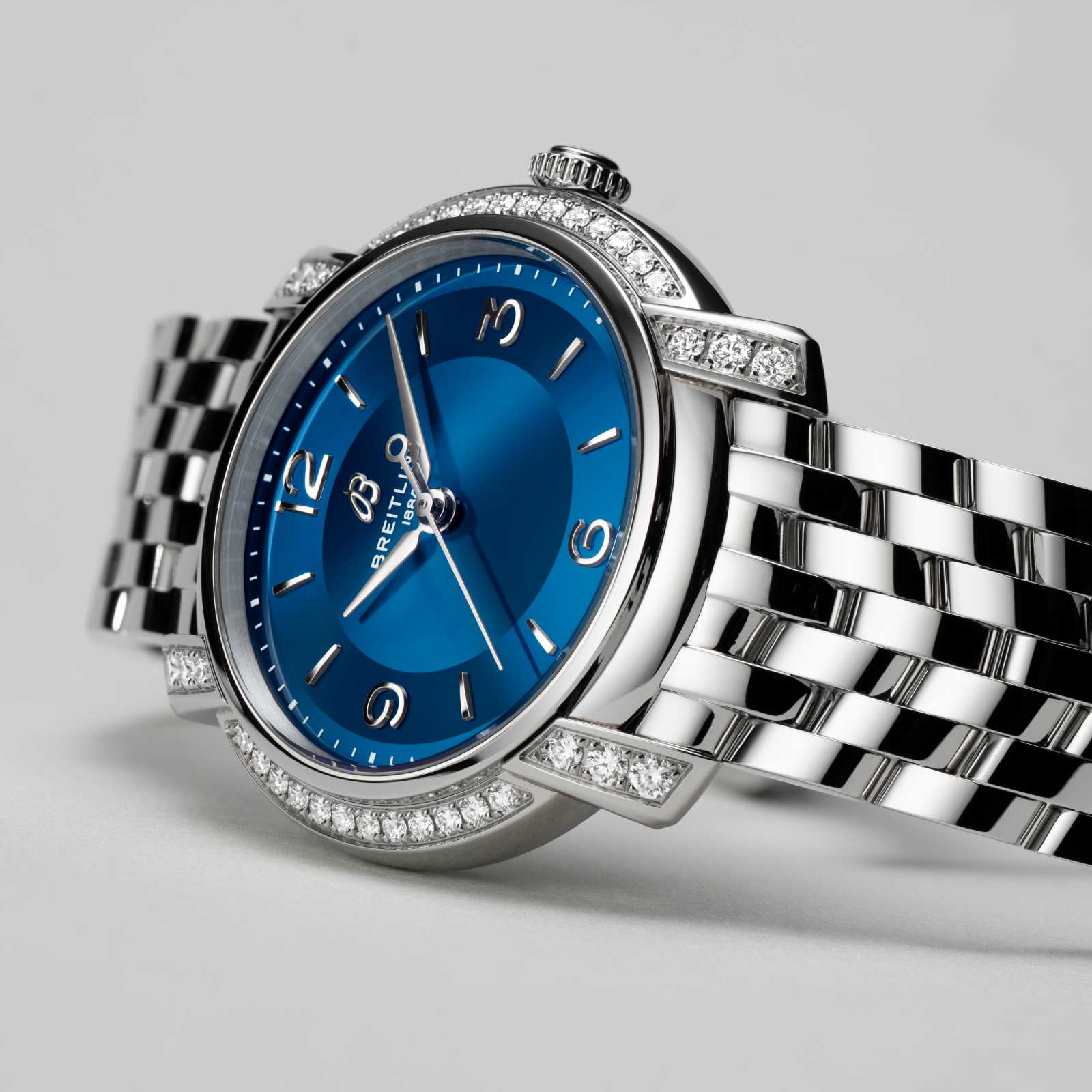 這是百年靈專為女士設計的全新女錶系列，共有二種尺寸，36毫米錶款搭載機械機芯，32毫米錶款搭載石英機芯，並有皮革錶帶與精鋼鍊帶，鑲鑽與不鑲鑽的等多種選擇。其中鍊帶更採用全新設計的錐形七排Chevron錶鍊，V形圖案線條增添更多女人味。此系列並採用責任黃金和可溯源實驗室培育鑽石，以實踐品牌的環保理念。