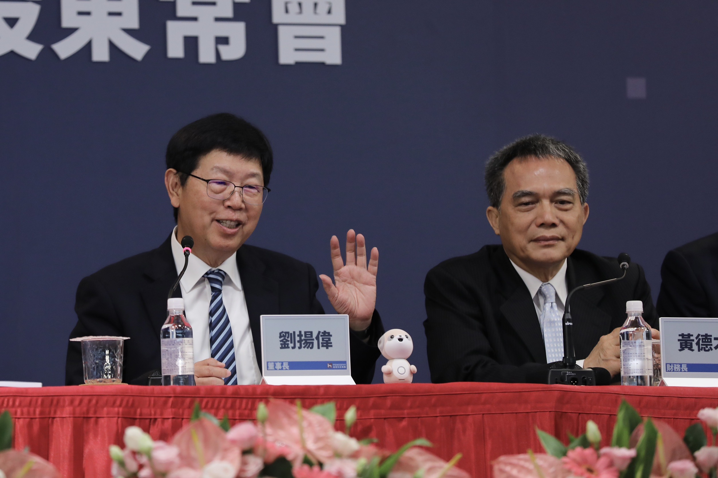 鴻海集團董事長劉揚偉上週五股東會就笑著預告晚上要出差飛往法國。