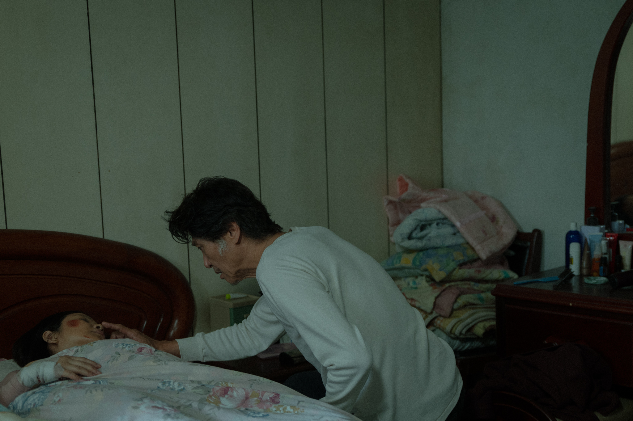 楊貴媚詮釋無預警突然死亡的妻子，其肢體僵硬狀態，連專業的大體修復師都稱讚相似度極高。（今日影像藝術提供）