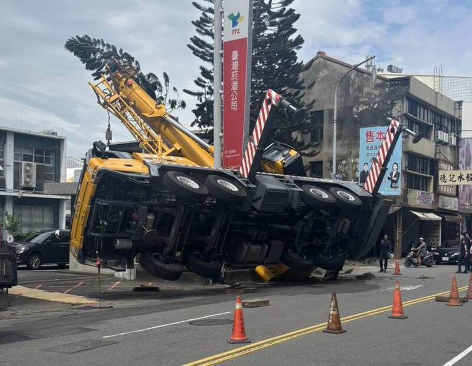 5輛吊車救不動! 120噸巨無霸翻覆「燒金紙」後神奇扶正