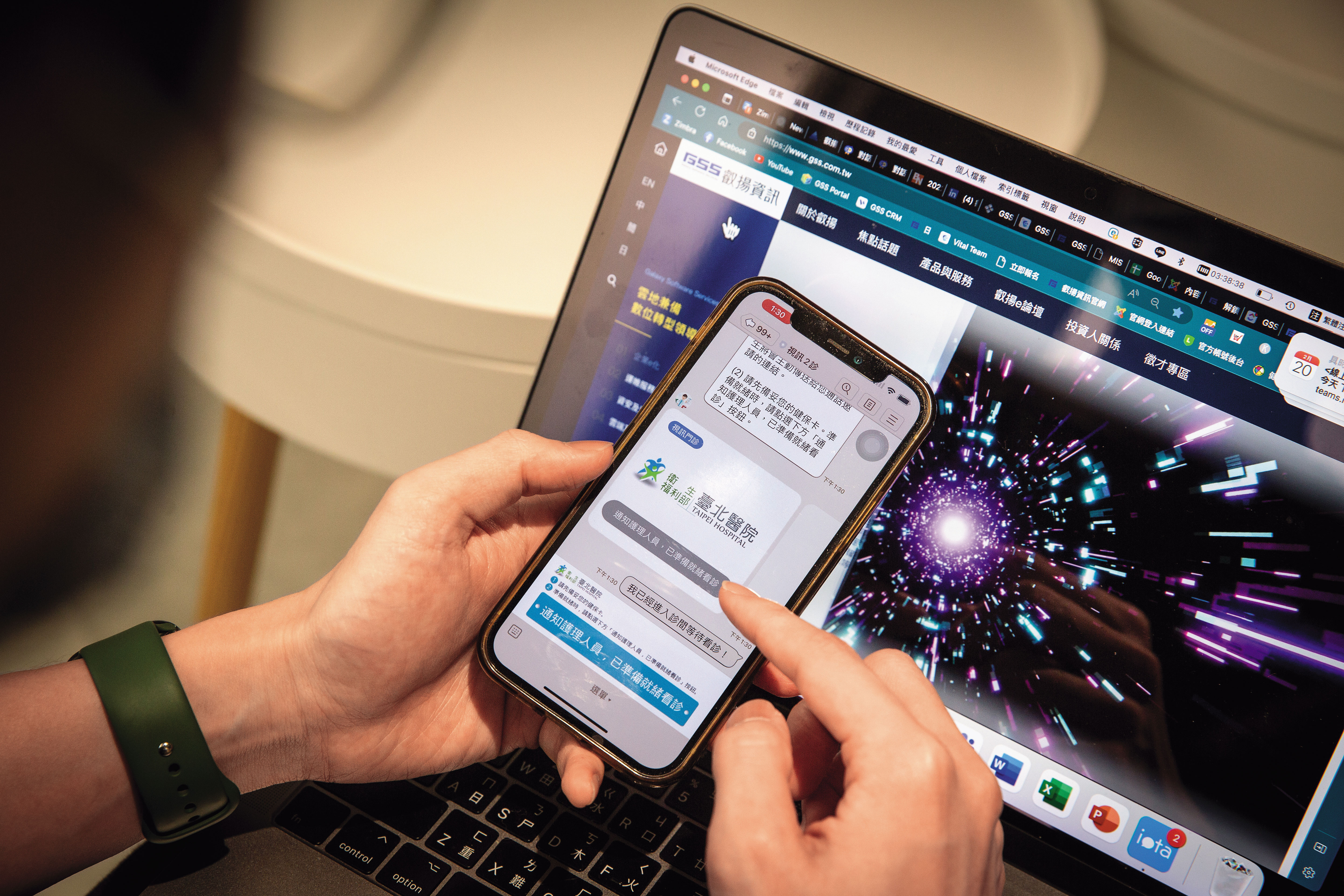 數位終端裝置全面滲透消費市場，為AI發展進行打底，進而引爆眼前的AI應用浪潮。