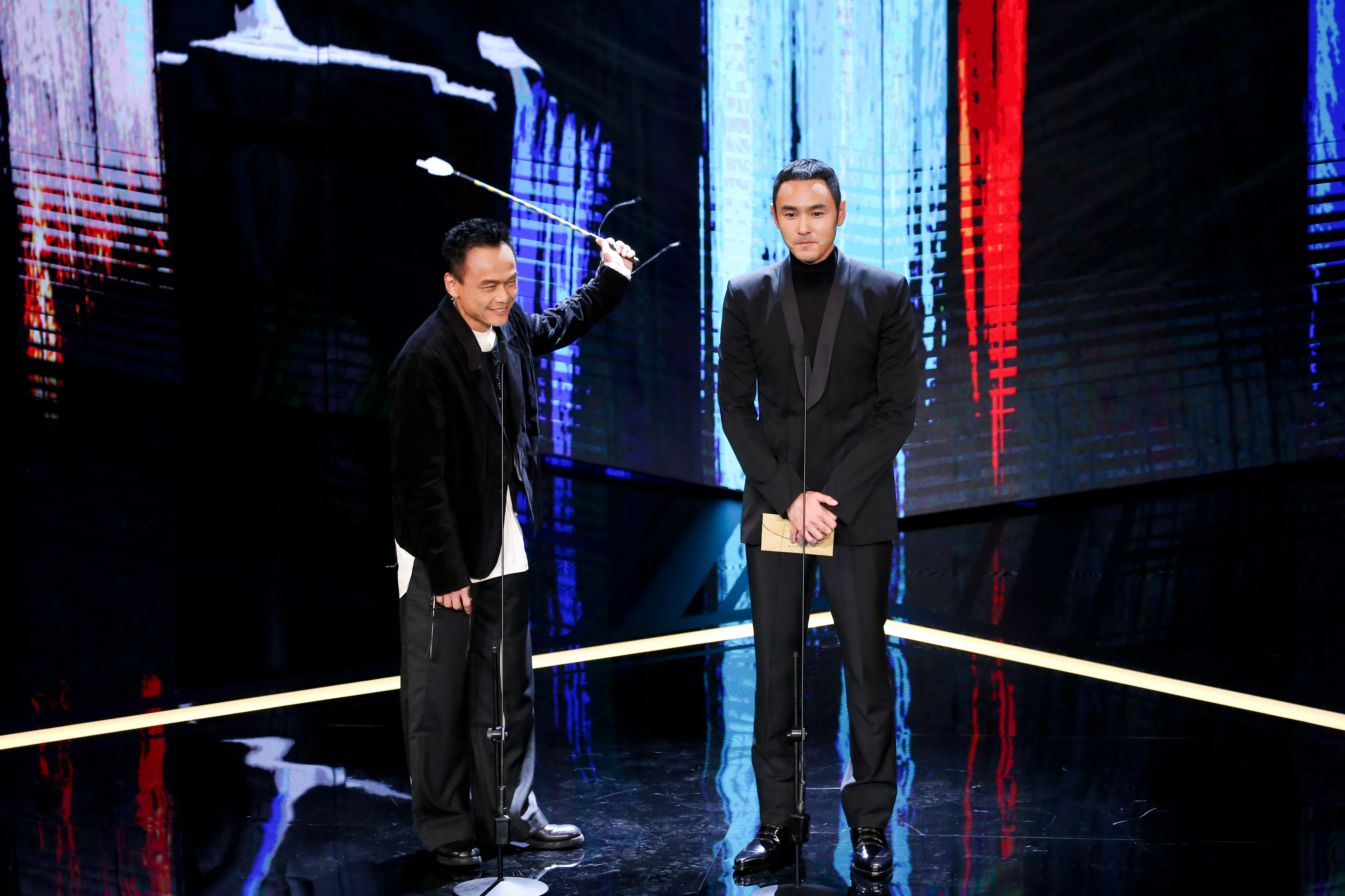 陳以文帶著阮經天頒獎，還消遣了他當年的落跑事件。