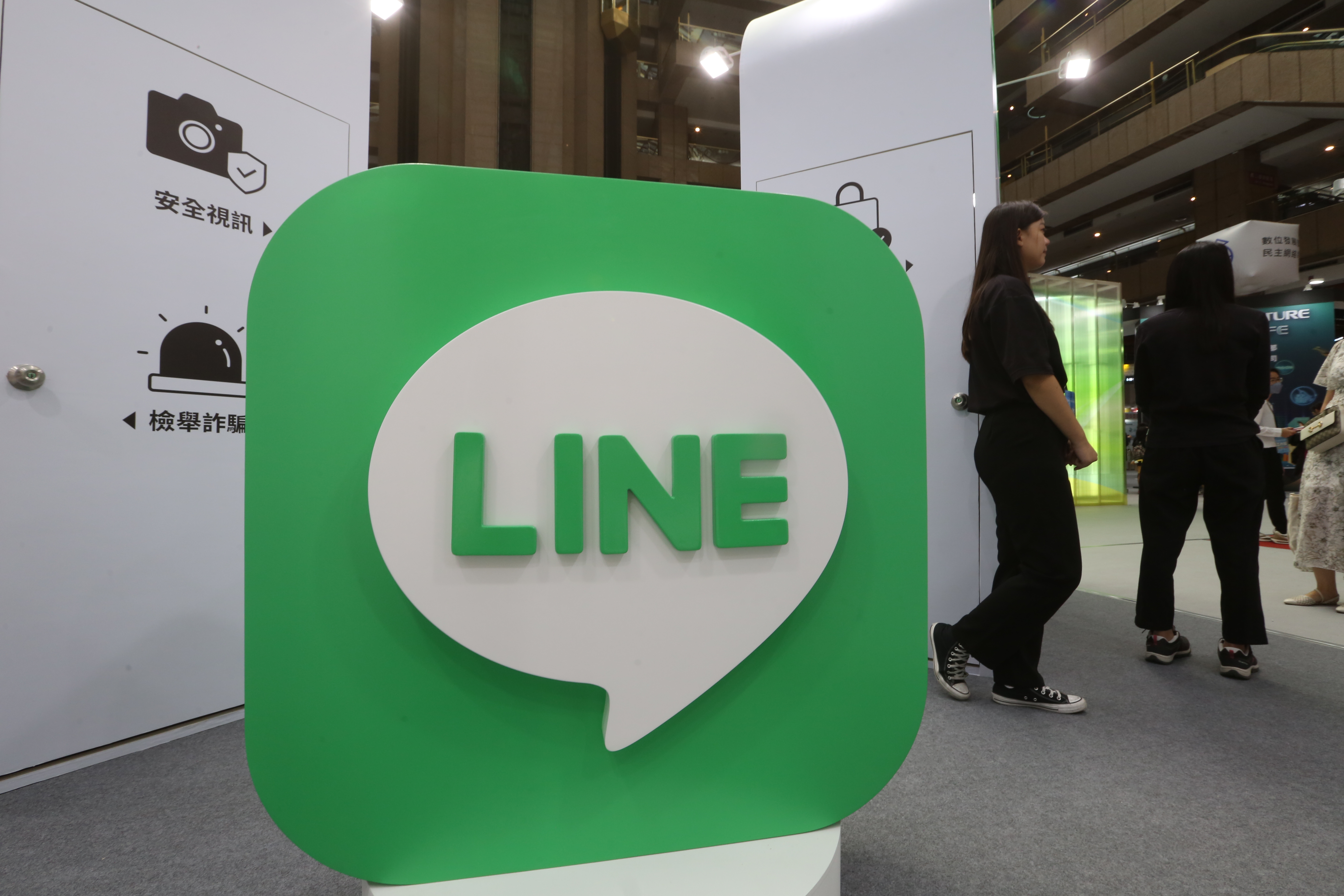 有網友在元旦時，驚訝收到阿嬤傳來的訊息，上頭竟寫著「剛剛匯了一點錢給大家！不多啦…只有五千萬」。（本刊資料照，示意圖）