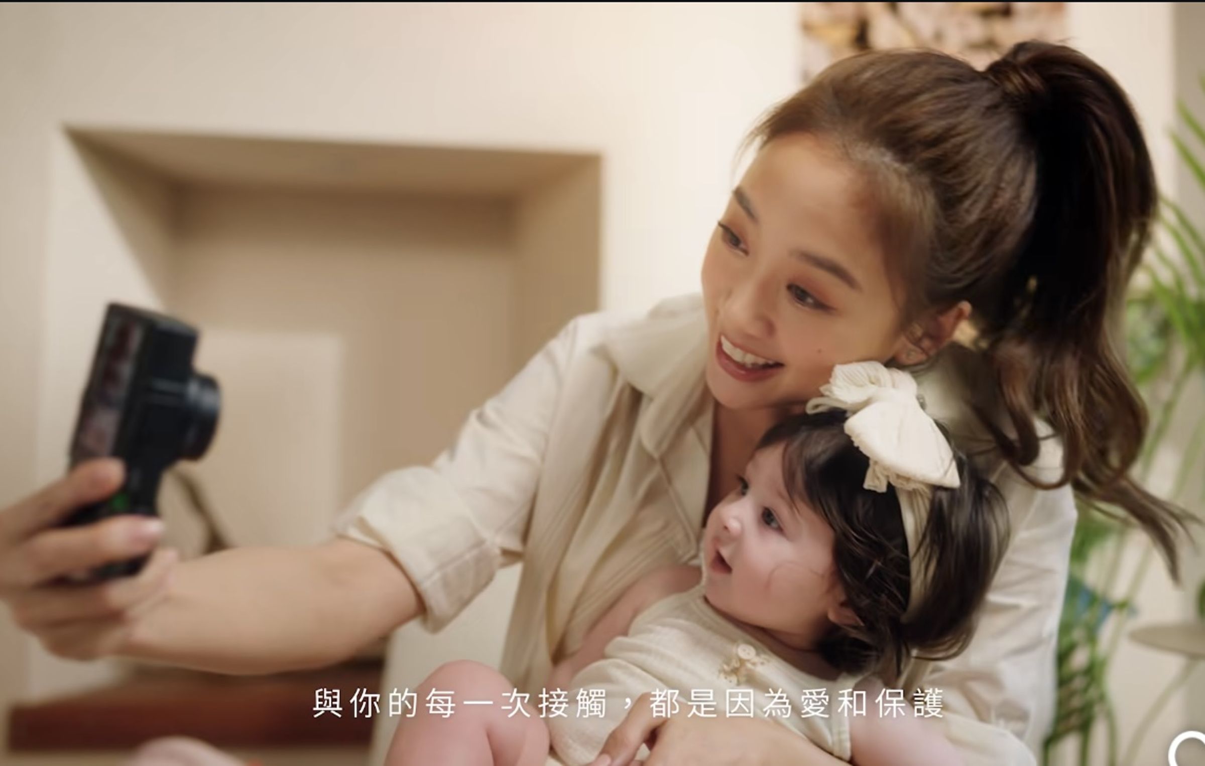 鬼鬼充滿母愛的廣告。（翻攝自IG）