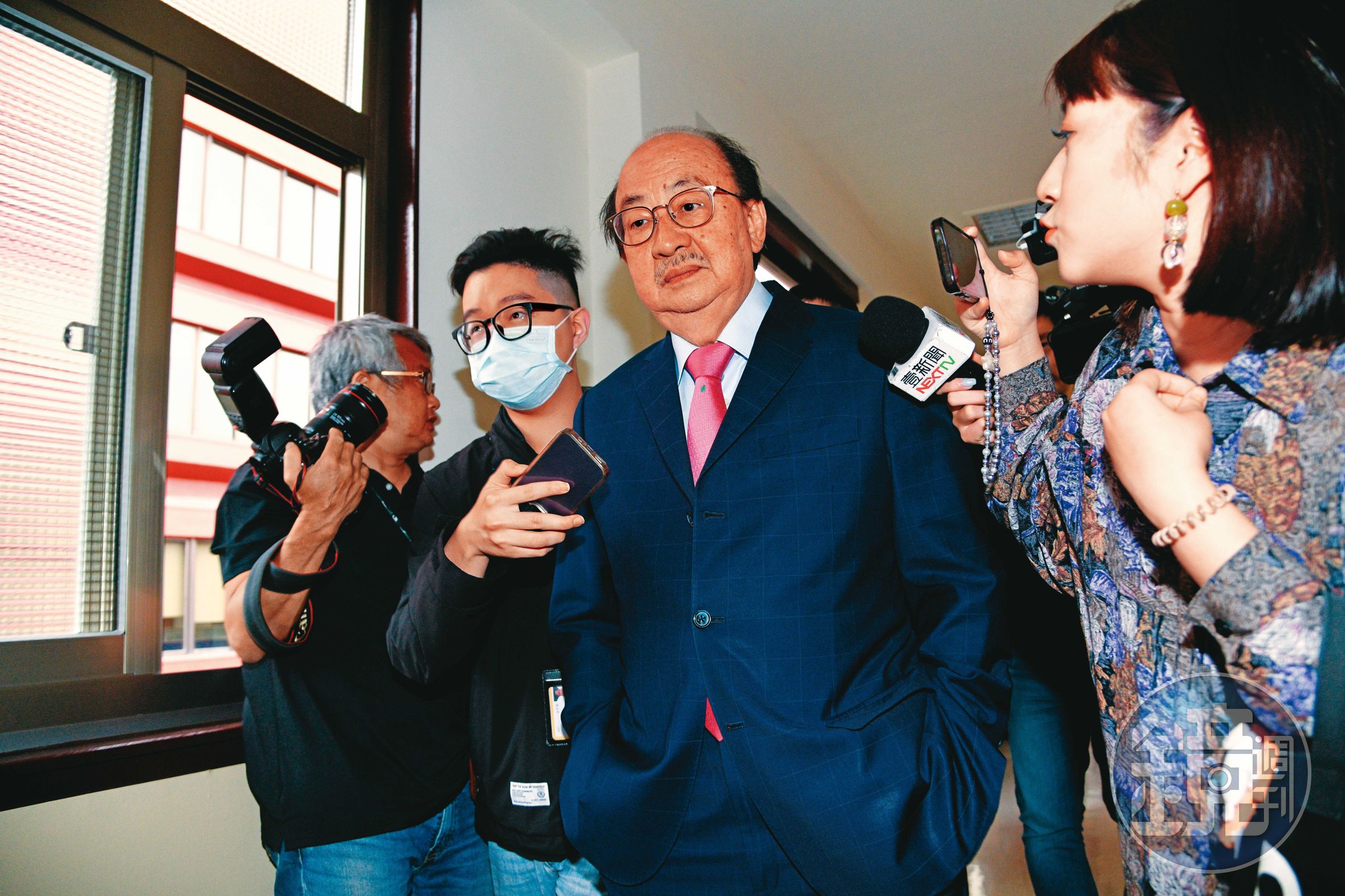 立委柯建銘(中)2004年曾針對〈319槍擊事件真相調查特別委員會條例〉,召集綠委聲請大法官解釋,解決爭議。