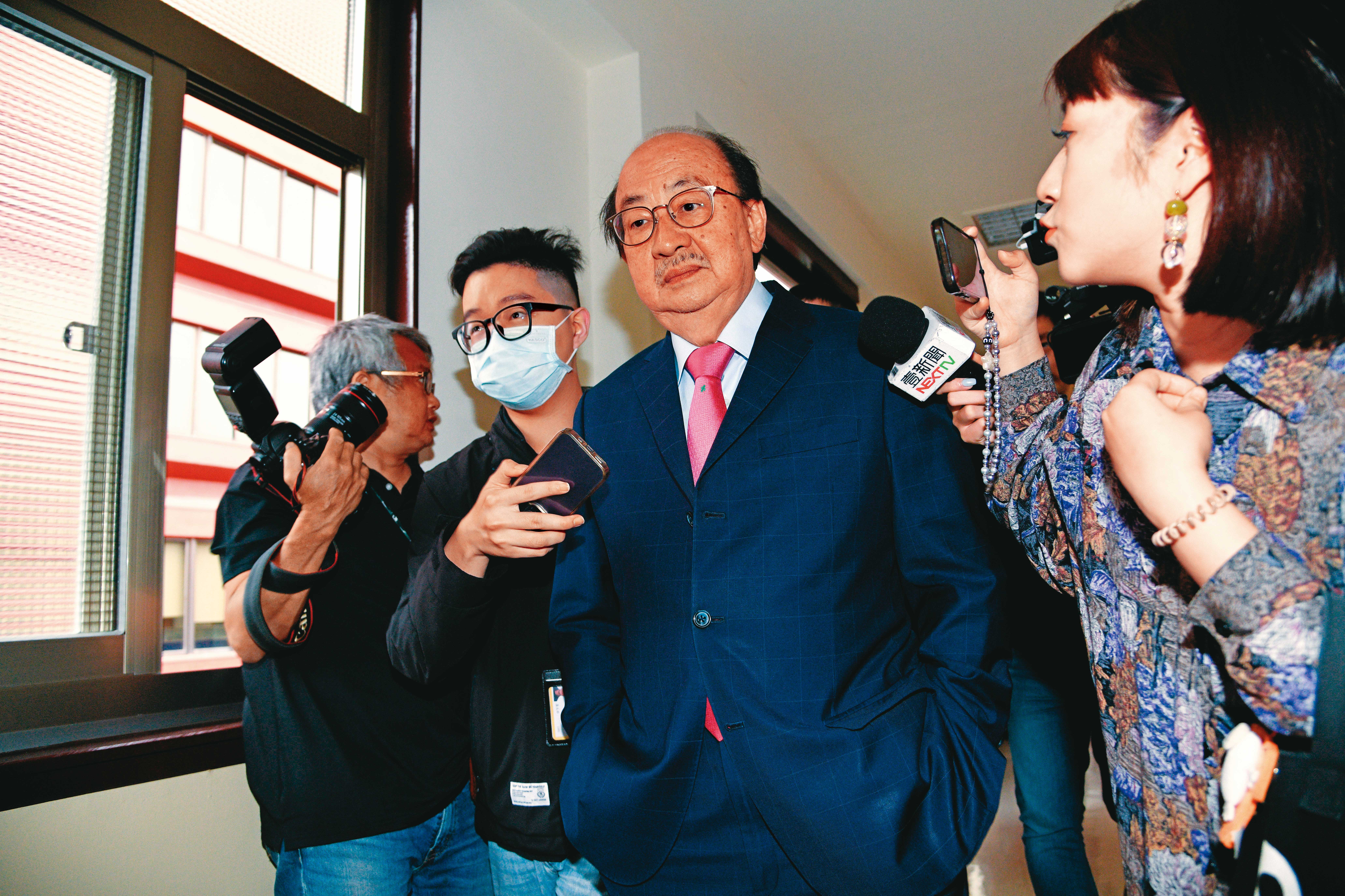 立委柯建銘（中）2004年曾針對〈319槍擊事件真相調查特別委員會條例〉，召集綠委聲請大法官解釋，解決爭議。