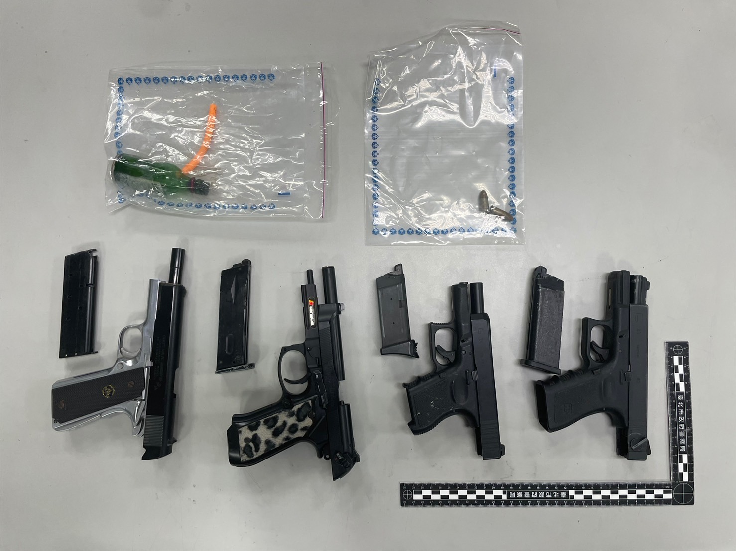 警方逮捕通緝犯並在屋內起出4槍2彈。（翻攝畫面）