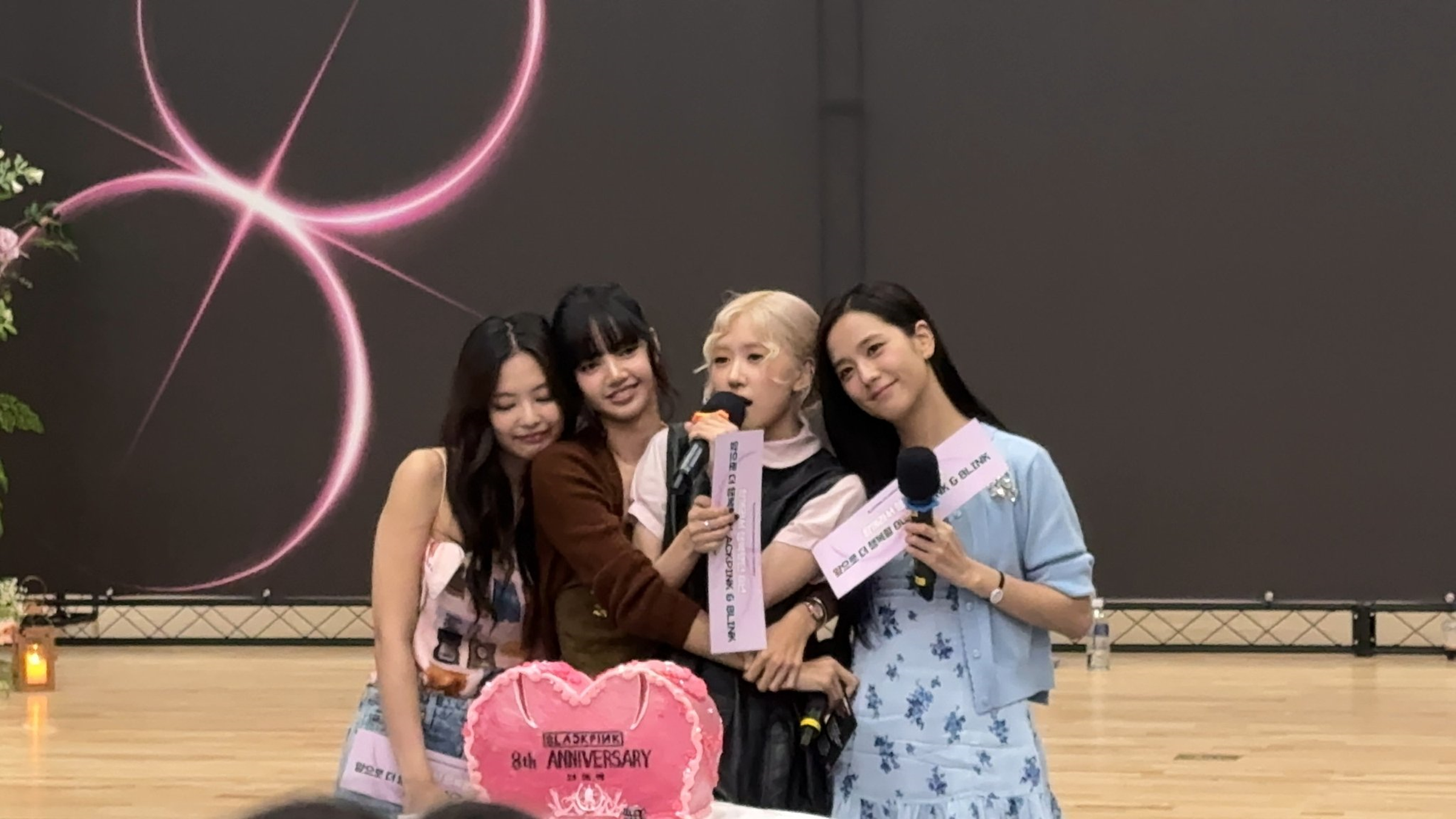 BLACKPINK昨為演唱會紀錄片舉辦簽名會與粉絲面對面。(網路圖片)