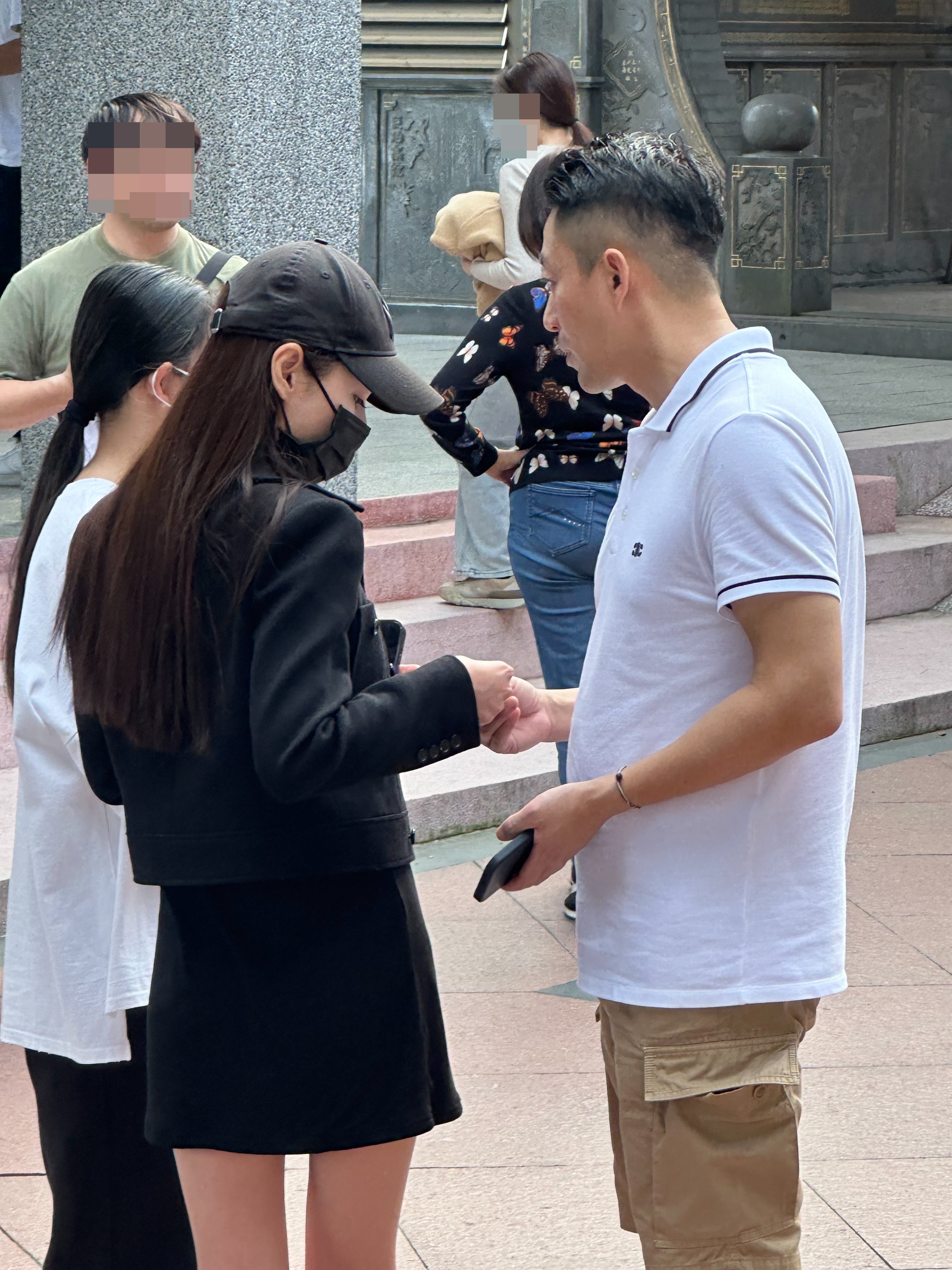 馬筱梅(中)帶著汪小菲女兒(左)現身會合。(讀者提供)
