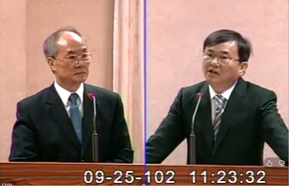 2013年馬王政爭,劉櫂豪在立法院質詢黃世銘。翻攝網路