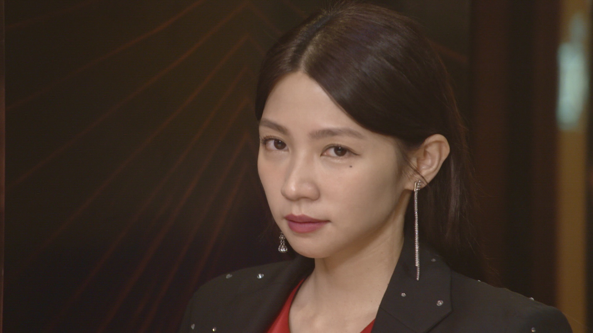 曾智希重返《愛的榮耀》，難得以美艷造型登場。（民視提供）