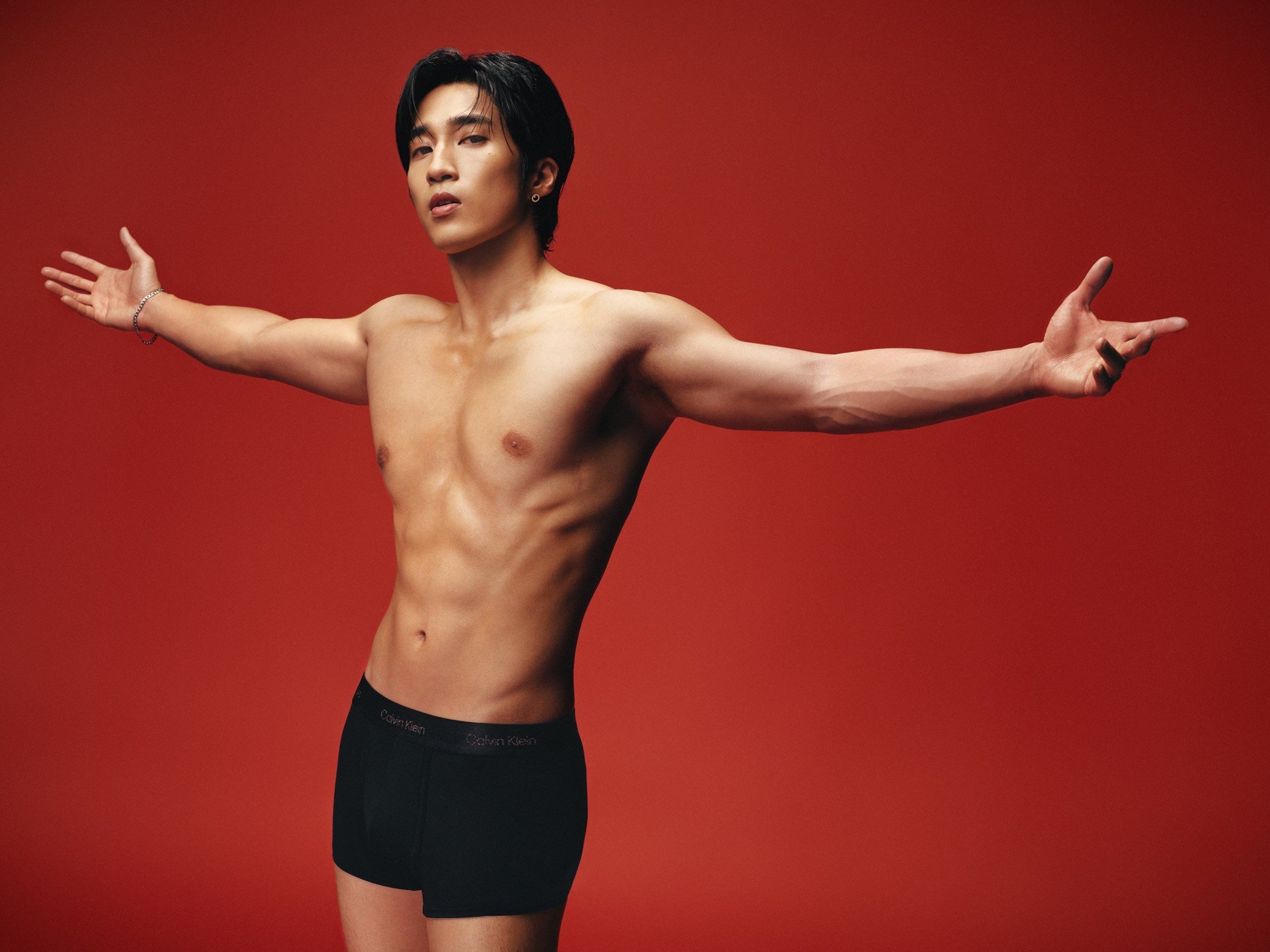 2026開春，婁峻碩脫掉上衣，秀出結實身材。（Calvin Klein提供）