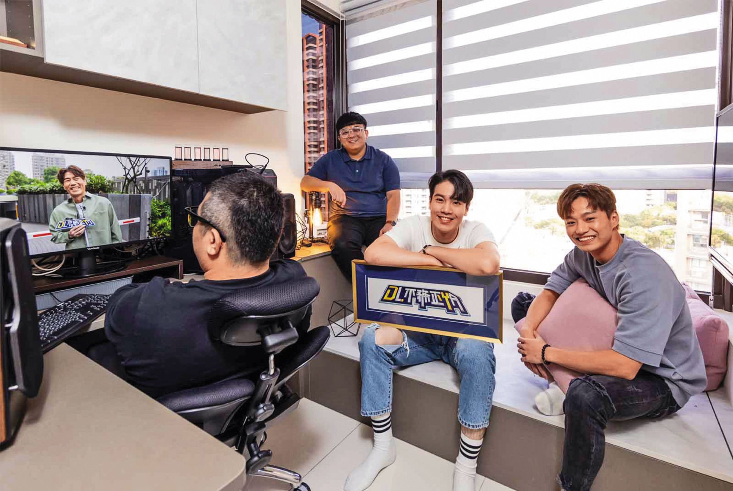 「羅時豐D.L不務正YA」團隊製作人張敏慎(左起)、執行製作吳志豪、燈光謝毅宏、攝影吳秉辰,現在已拆夥。(翻攝自綠的傢具)