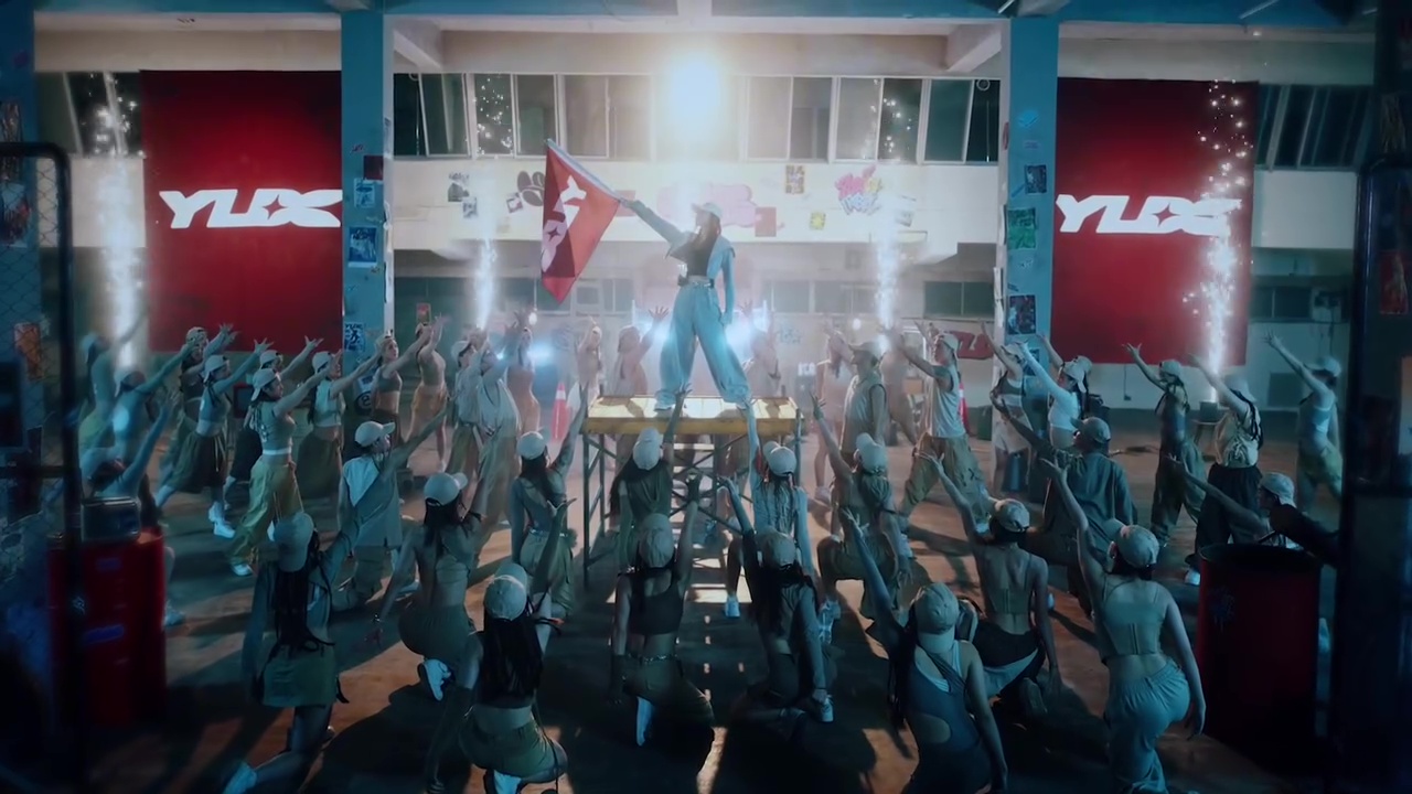 曾馨瑩站上高台揮舞旗幟，舞群在台下簇擁，充滿氣勢。（翻攝永齡銘馨盃臉書）
