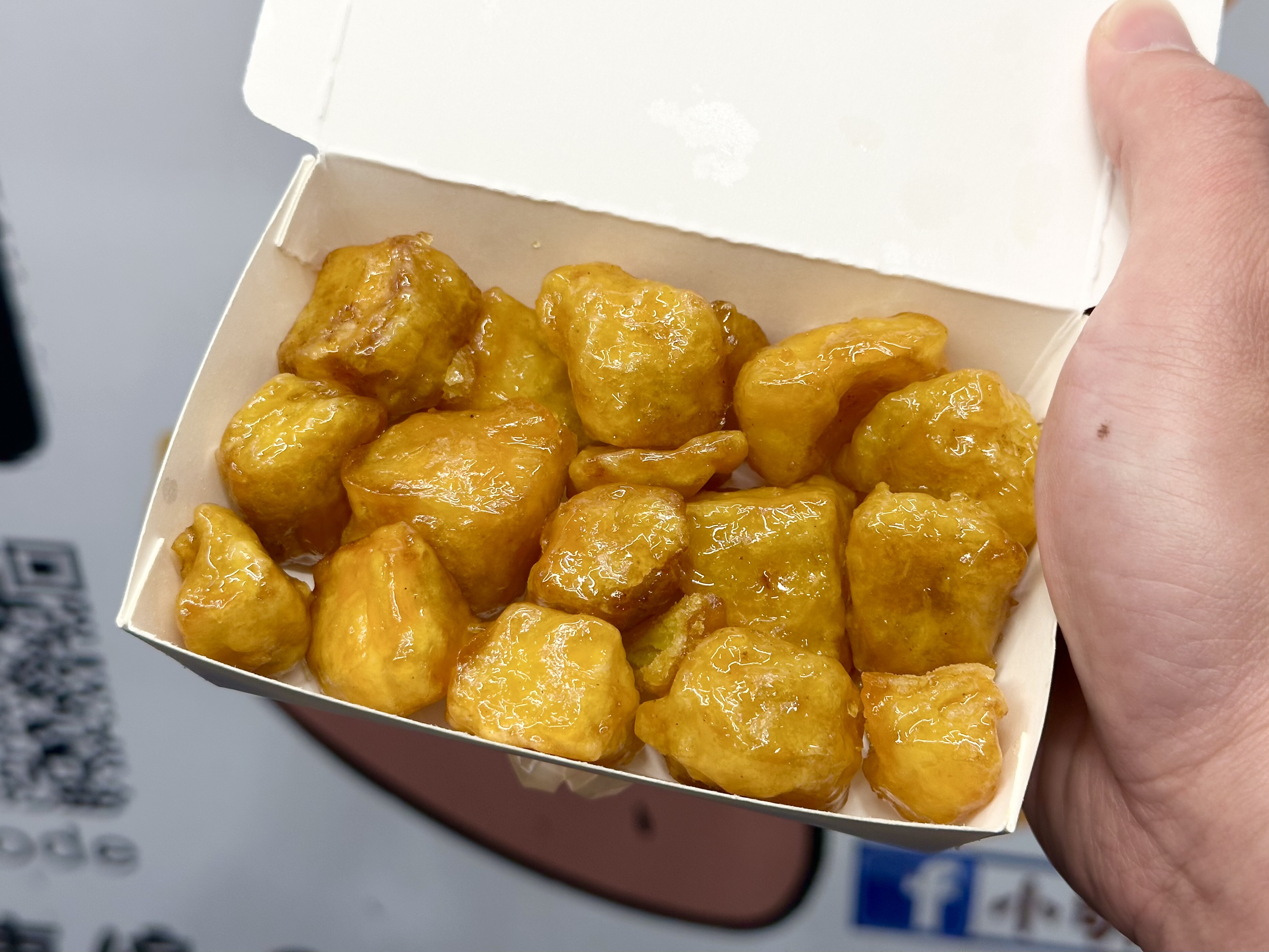 【試吃筆記】饒河夜市人氣甜點「小明拔絲地瓜」　糖葫蘆口感脆甜涮嘴