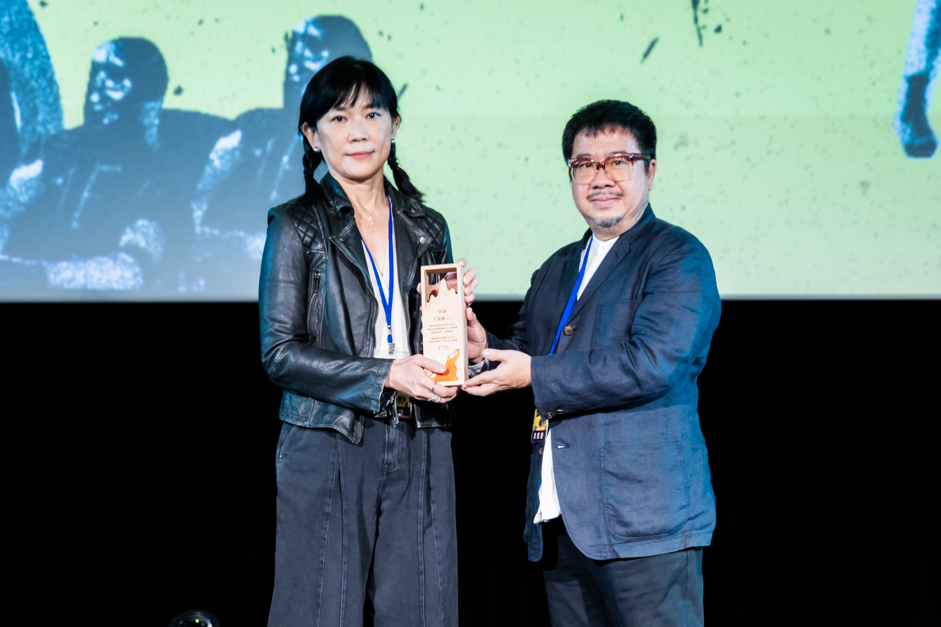 已故武俠巨星王羽的二女兒王加露，將父親珍藏多年的海報、剪報等資料捐贈給影視聽中心作為文物典藏，由董事長褚明仁代表接受。（影視聽中心提供）