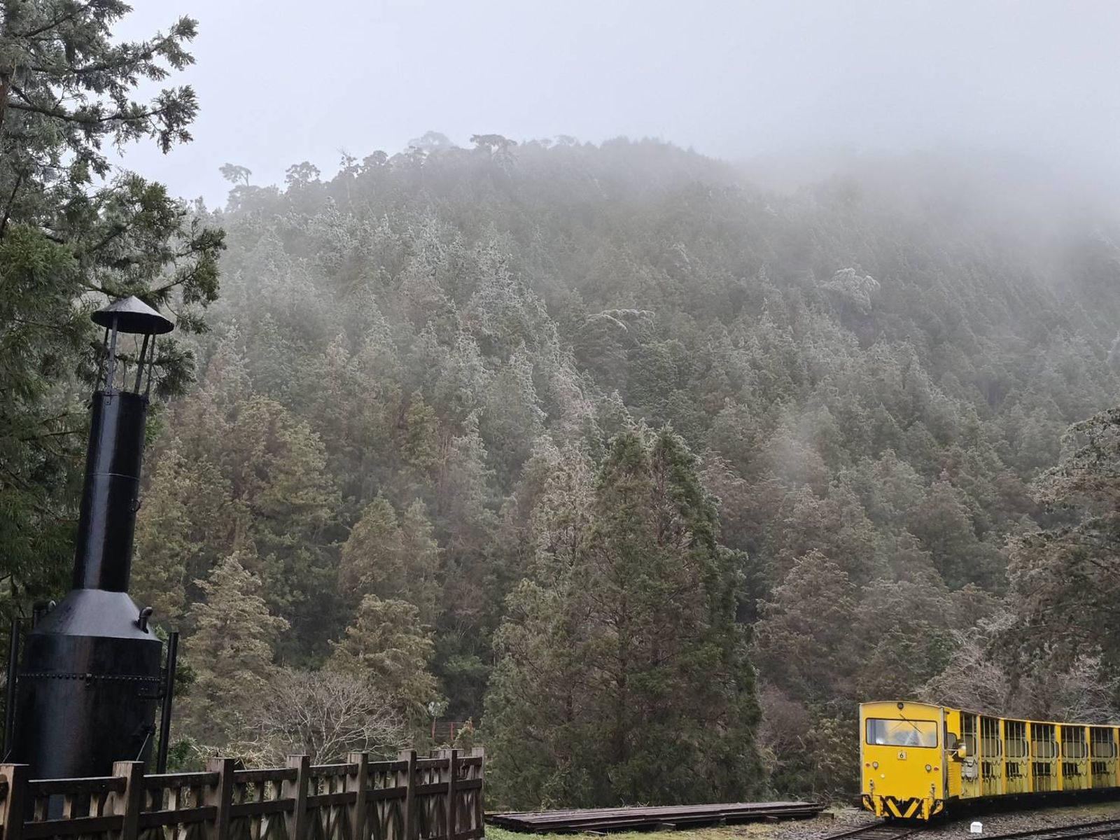 受冷氣團影響,海拔約1900公尺的太平山國家森林遊樂區19日清晨的溫度下探到攝氏零下4度,雖未達降雪條件,但園區山頭出現霧淞美景。(林業及自然保育署宜蘭分署提供)