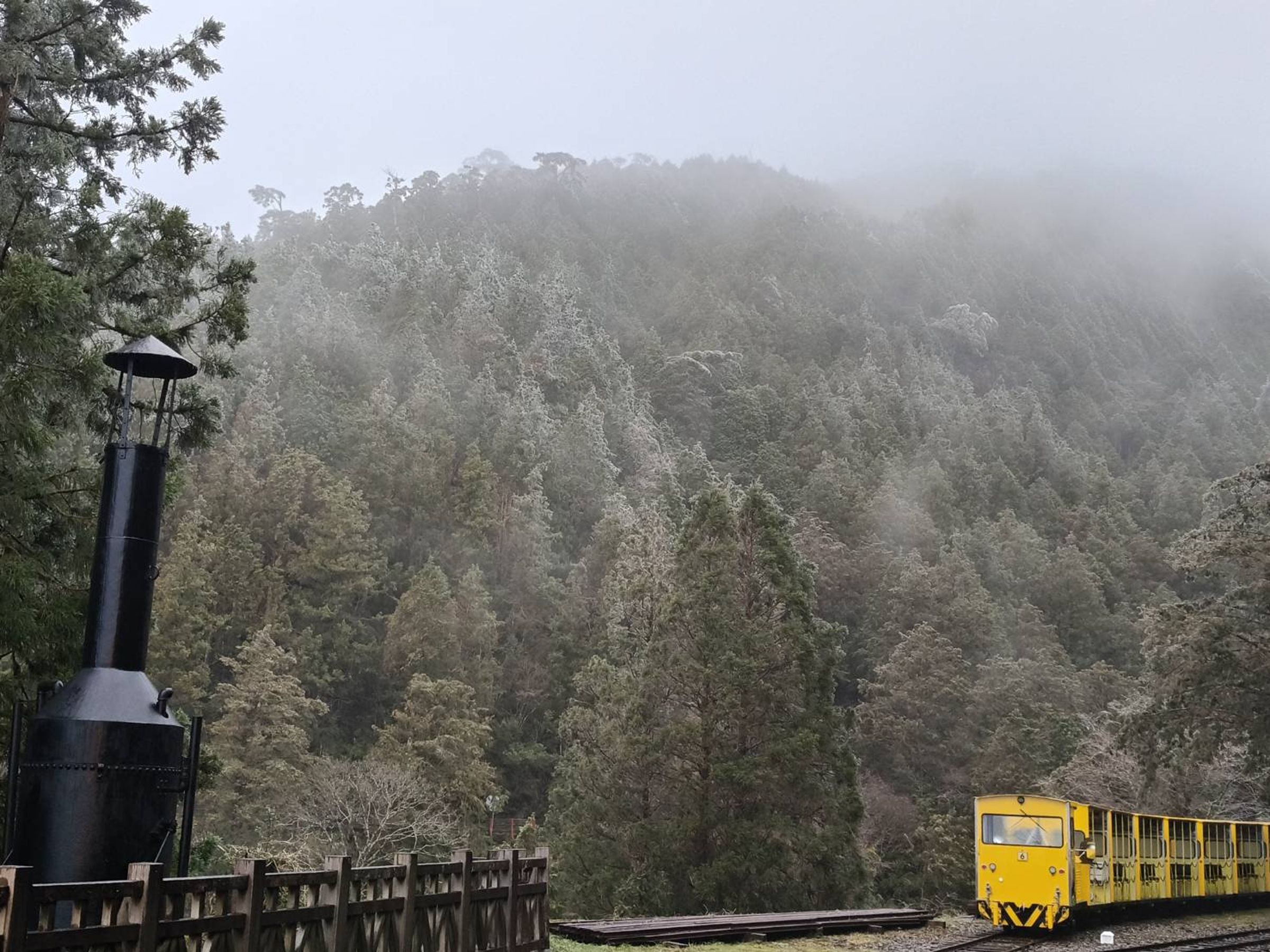 受冷氣團影響，海拔約1900公尺的太平山國家森林遊樂區19日清晨的溫度下探到攝氏零下4度，雖未達降雪條件，但園區山頭出現霧淞美景。（林業及自然保育署宜蘭分署提供）
