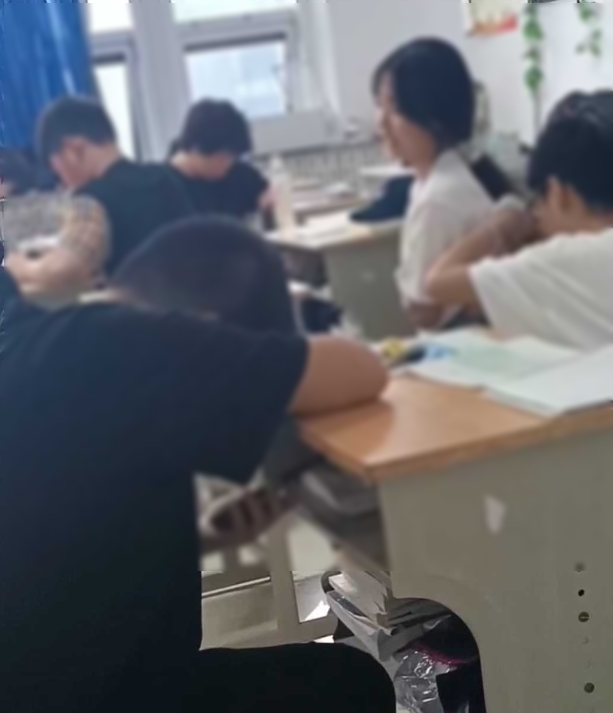 男生當場與女生親熱。（翻自《黑料網》）