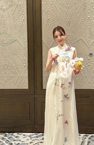 方媛中秋節發美照，當時她仍腹大便便，打破9月低傳她已生產流言。（翻攝自方媛微博）
