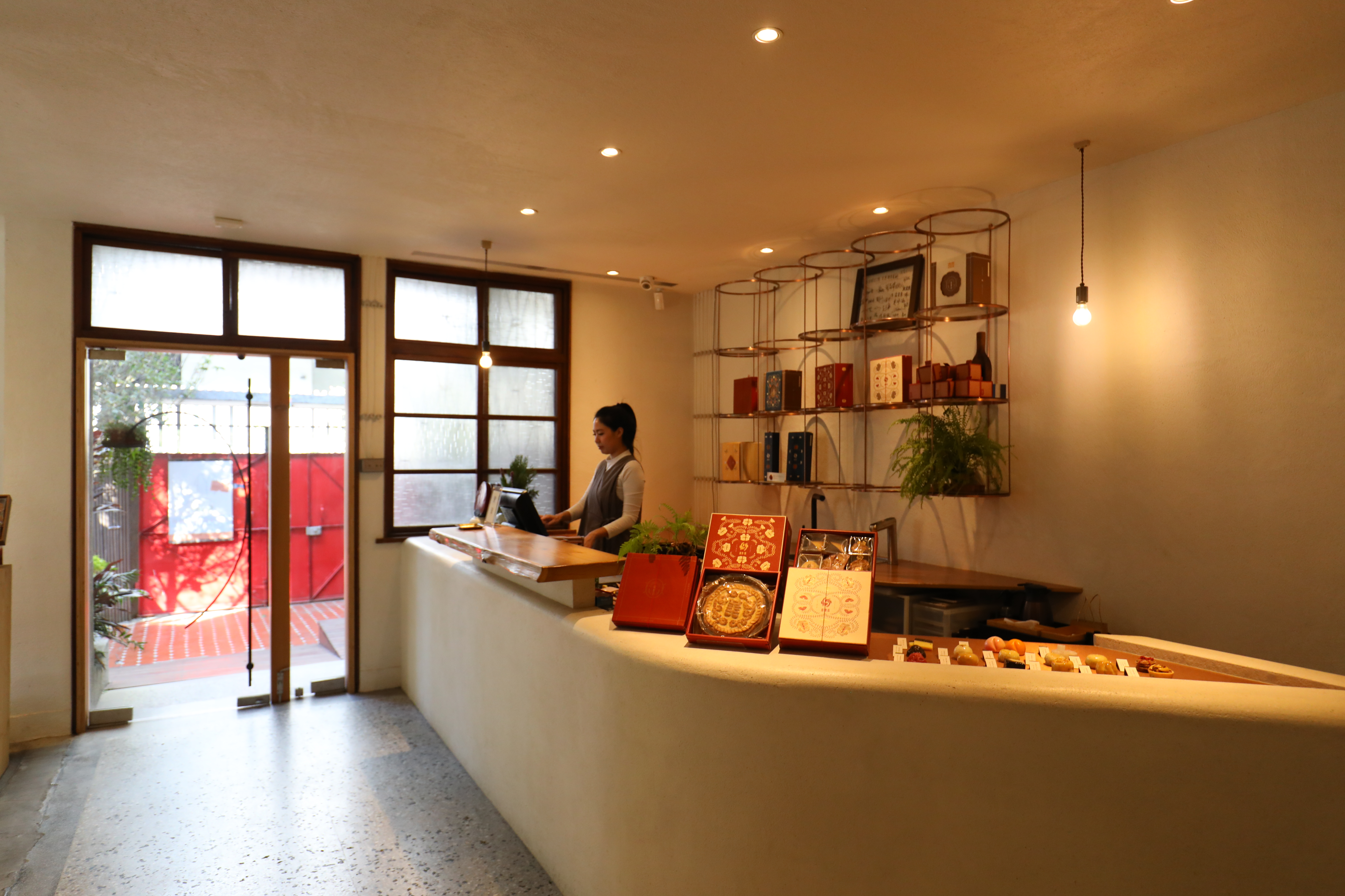 喜豐香創立於1985年，是台中老字號餅舖之一，本店位在沙鹿；全新概念店「喜豐香1985」則位在西區五權西四街上。