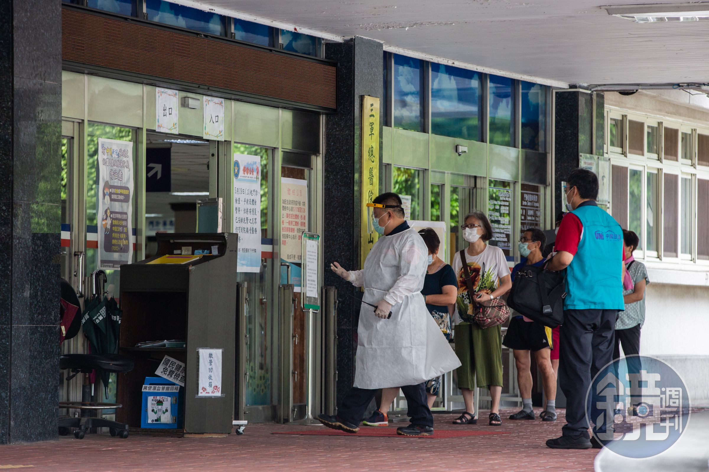 三軍總醫院松山分院因停電、天花板掉落及漏水情況,急診暫停收治傷患。(本刊資料照)