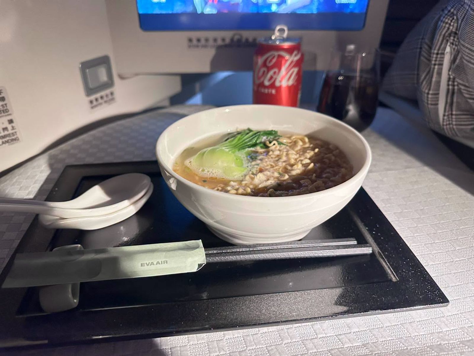 都市傳說是真的!呂捷深夜機上點泡麵「乘客全被香醒」 網揭經驗:會有連鎖反應